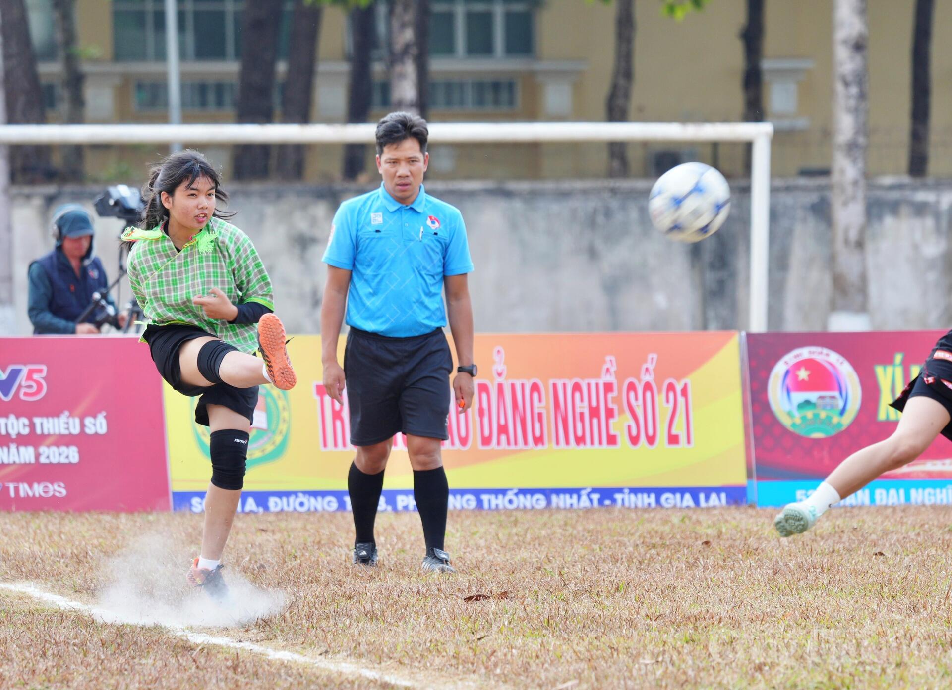 Những cô gái dân tộc thiểu số Gia Lai 'cháy' hết mình trên sân cỏ - 13