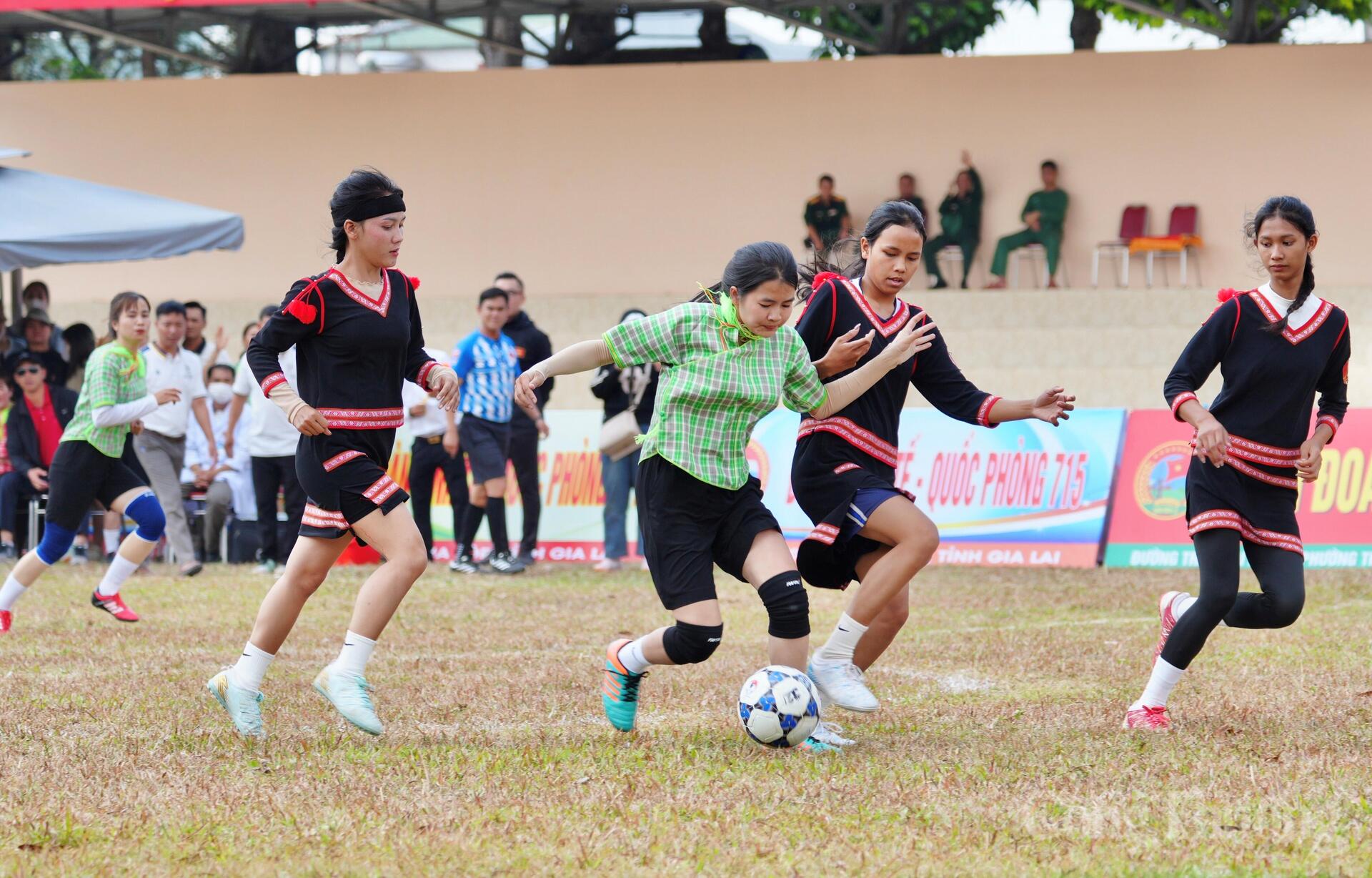 Những cô gái dân tộc thiểu số Gia Lai 'cháy' hết mình trên sân cỏ - 1