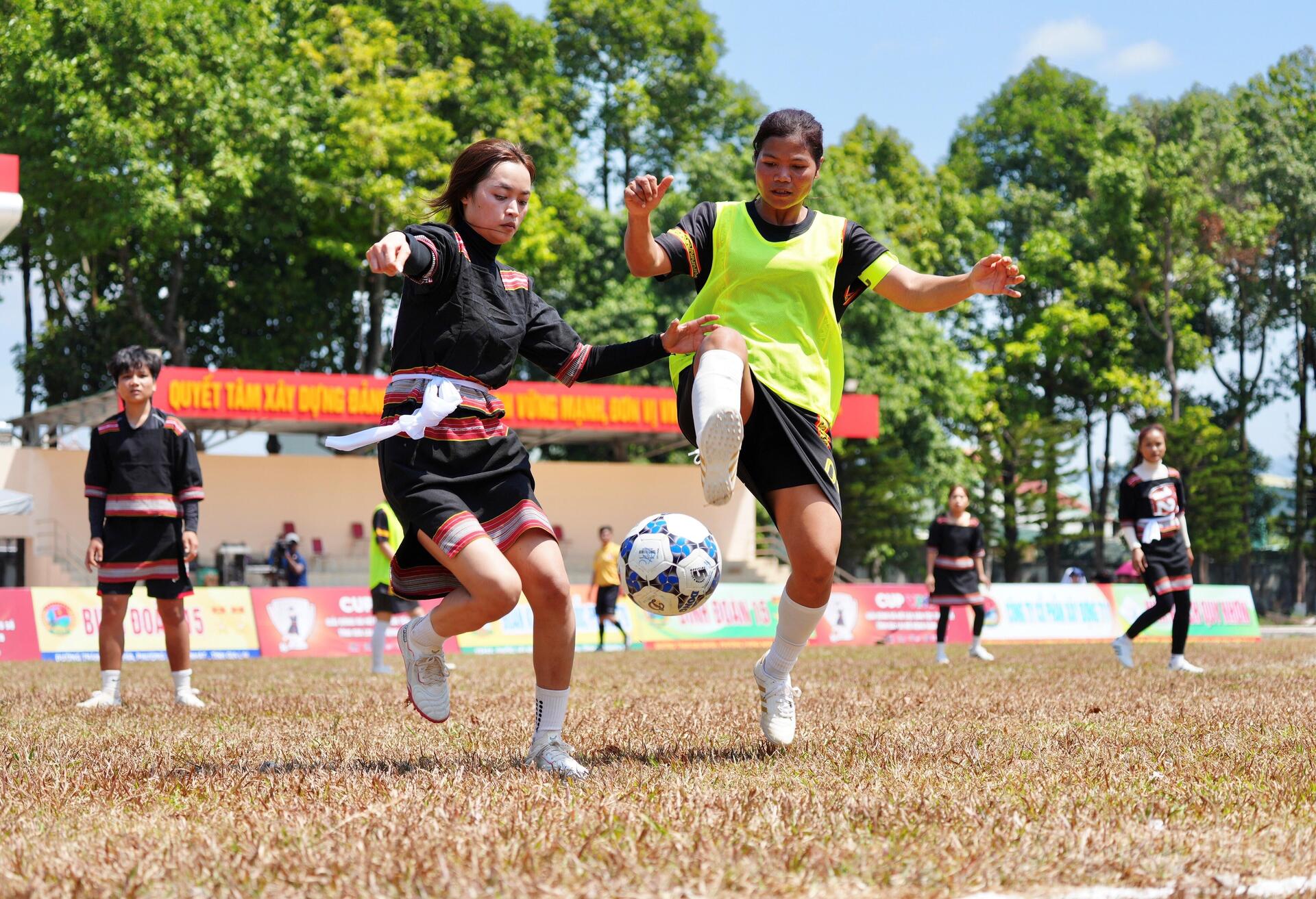 Những cô gái dân tộc thiểu số Gia Lai 'cháy' hết mình trên sân cỏ - 4