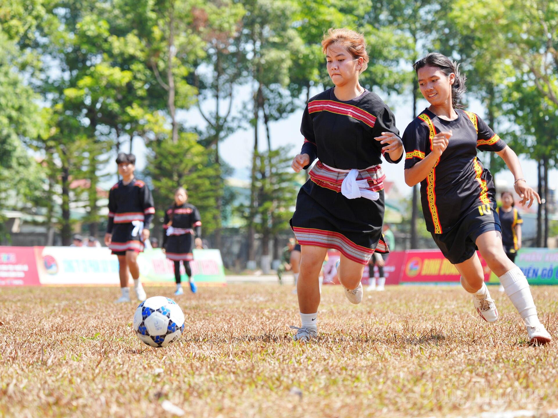 Những cô gái dân tộc thiểu số Gia Lai 'cháy' hết mình trên sân cỏ - 5