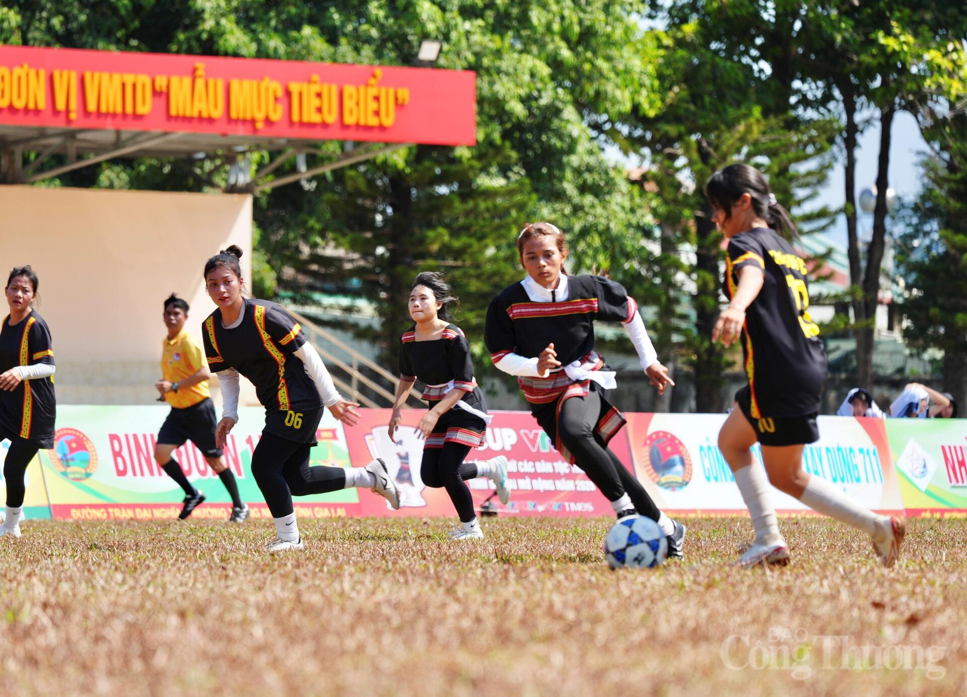 Những cô gái dân tộc thiểu số Gia Lai 'cháy' hết mình trên sân cỏ - 7