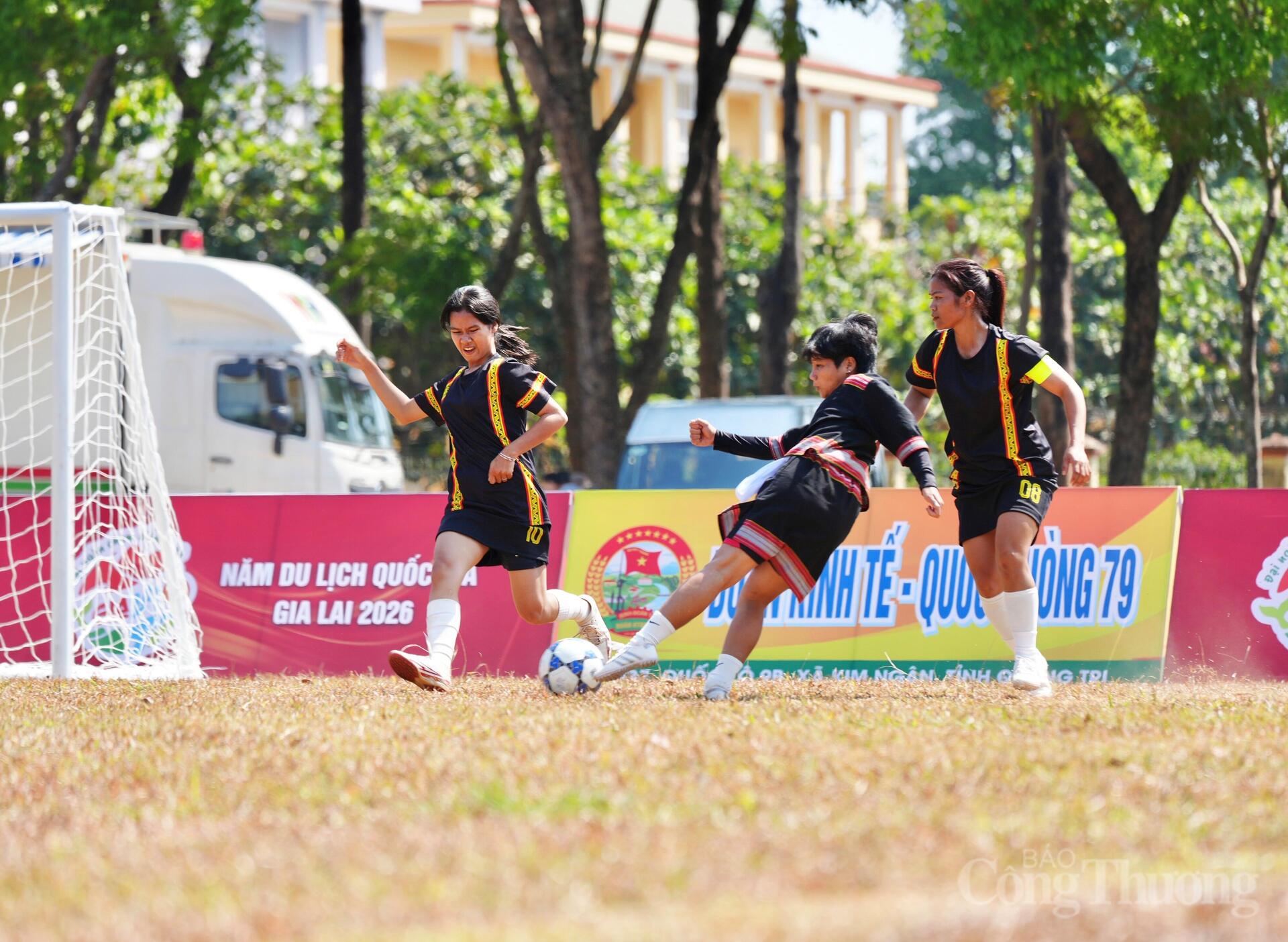 Những cô gái dân tộc thiểu số Gia Lai 'cháy' hết mình trên sân cỏ - 6