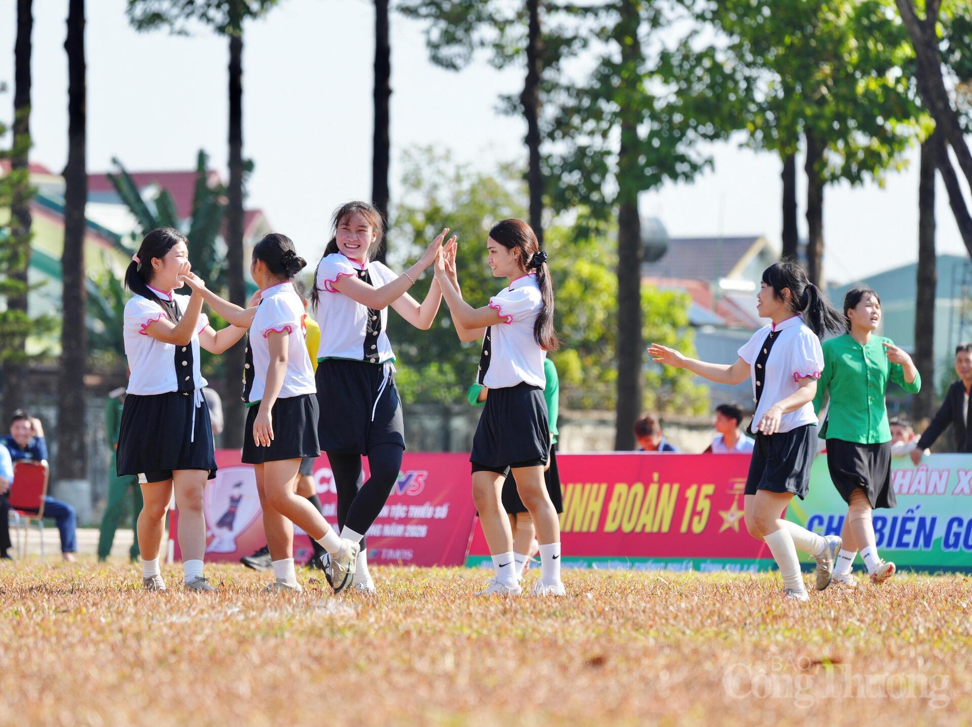 Những cô gái dân tộc thiểu số Gia Lai 'cháy' hết mình trên sân cỏ - 16