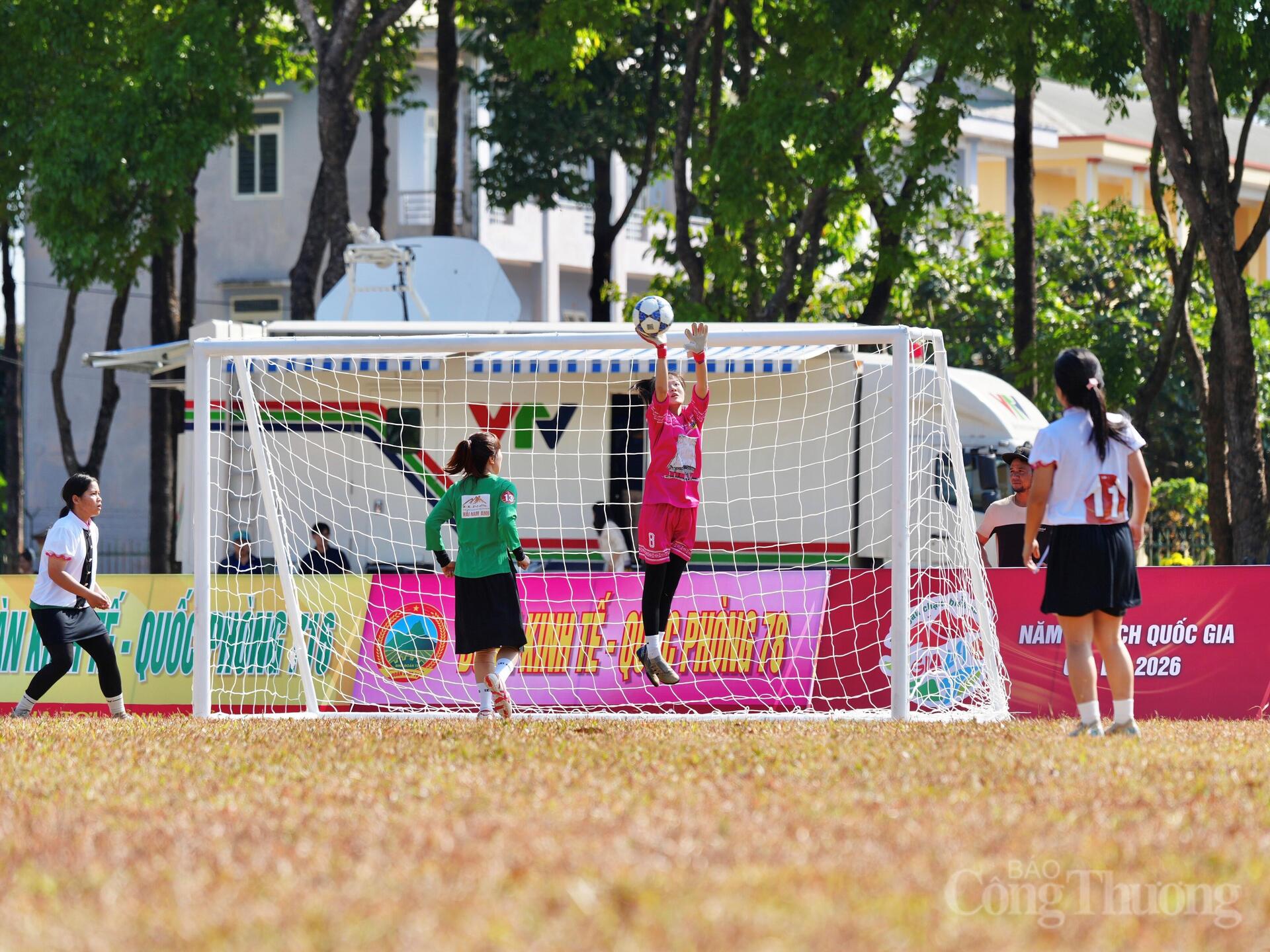 Những cô gái dân tộc thiểu số Gia Lai 'cháy' hết mình trên sân cỏ - 15