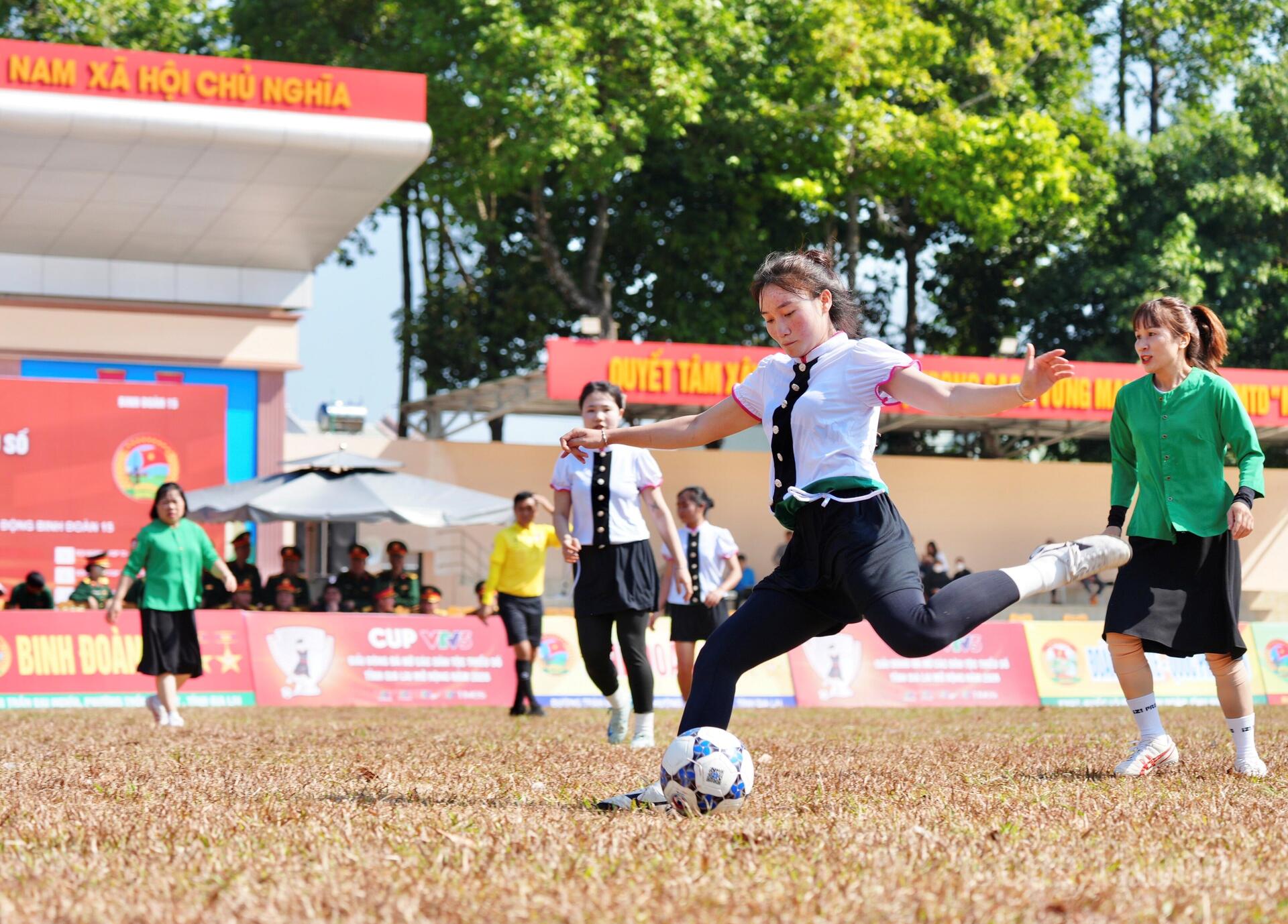 Những cô gái dân tộc thiểu số Gia Lai 'cháy' hết mình trên sân cỏ - 3