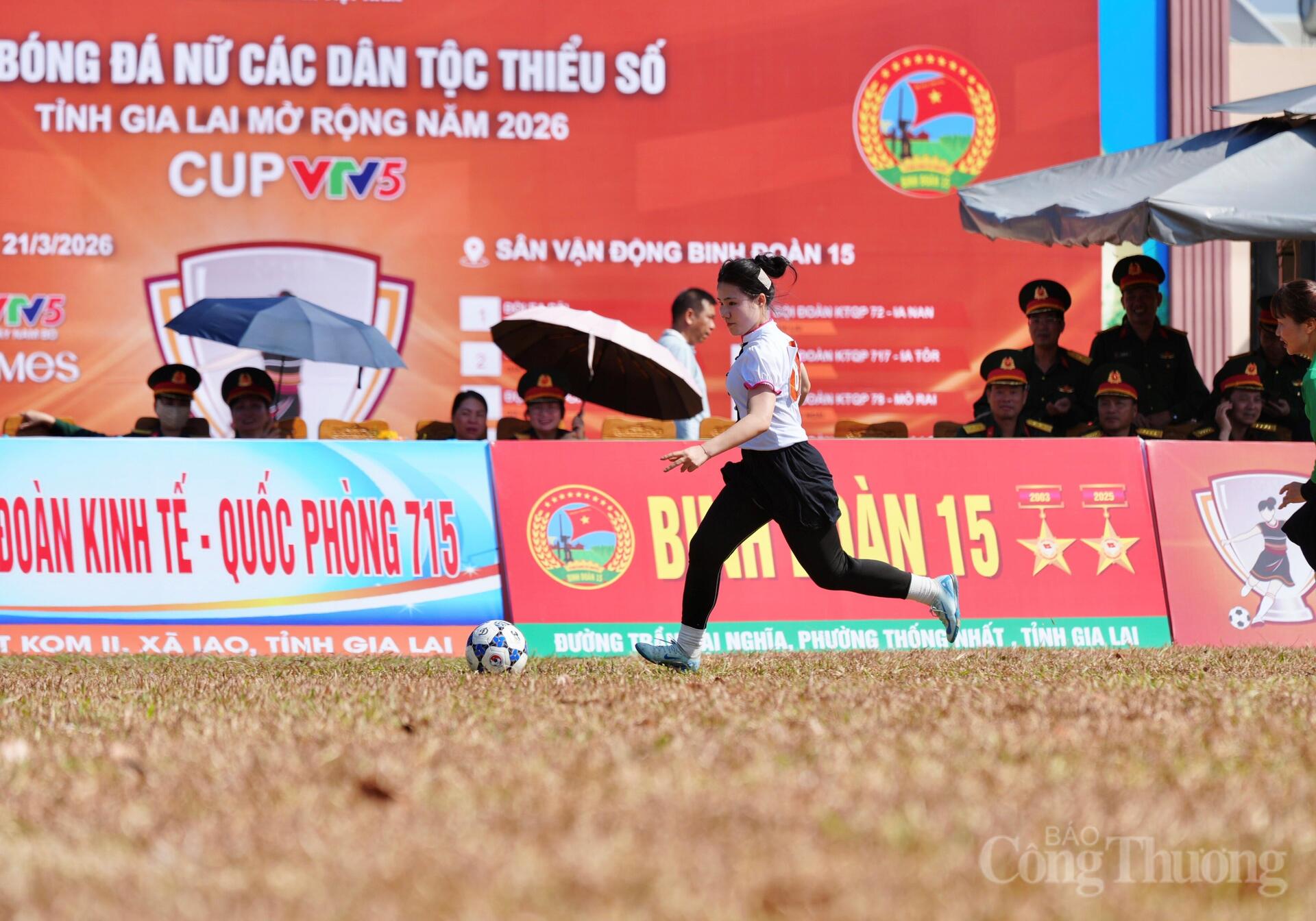 Những cô gái dân tộc thiểu số Gia Lai 'cháy' hết mình trên sân cỏ - 14