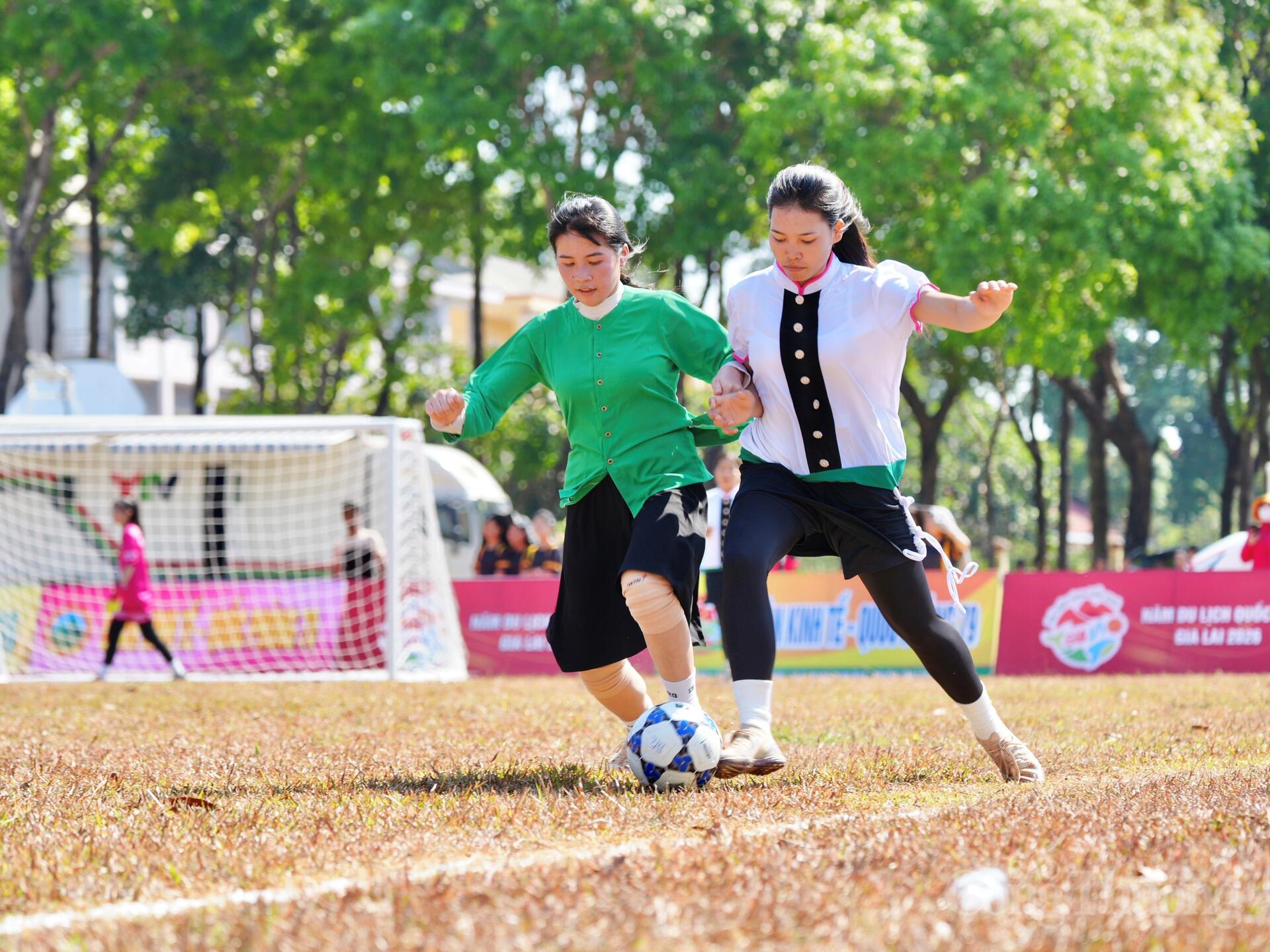 Những cô gái dân tộc thiểu số Gia Lai 'cháy' hết mình trên sân cỏ - 10