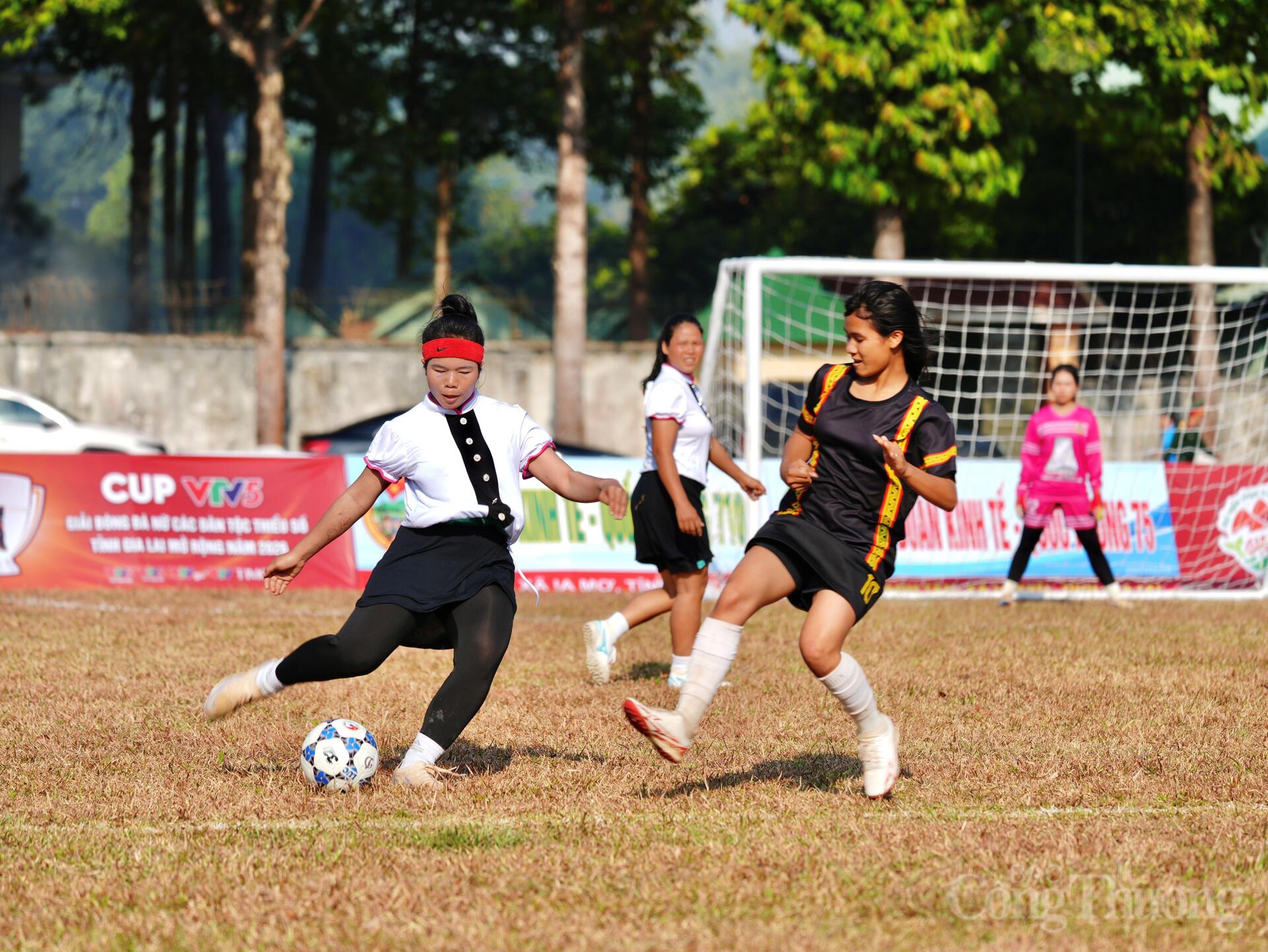 Những cô gái dân tộc thiểu số Gia Lai 'cháy' hết mình trên sân cỏ - 9
