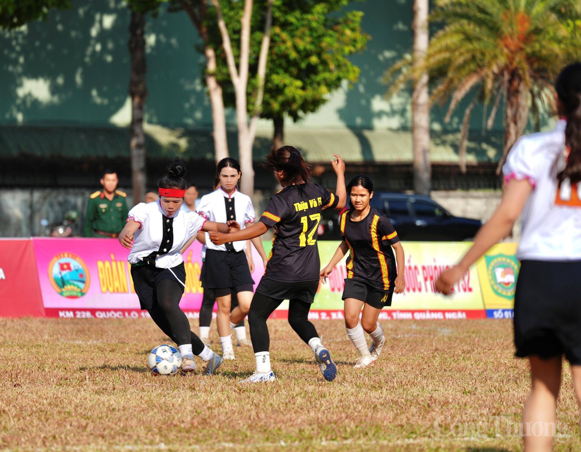 Những cô gái dân tộc thiểu số Gia Lai 'cháy' hết mình trên sân cỏ - 8