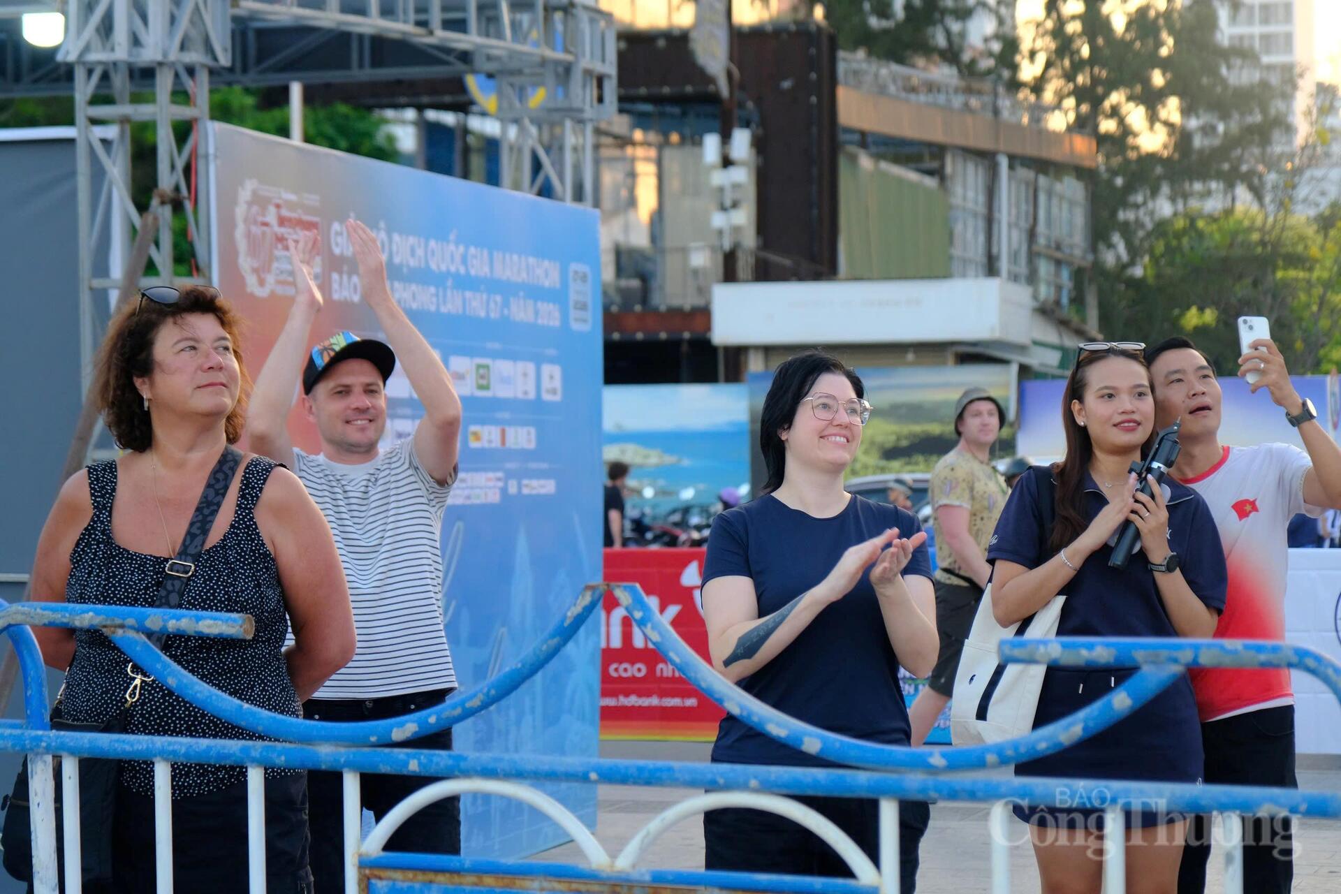 Chương trình thu hút sự quan tâm của đông đảo du khách nước ngoài. Ảnh: Lê Sơn