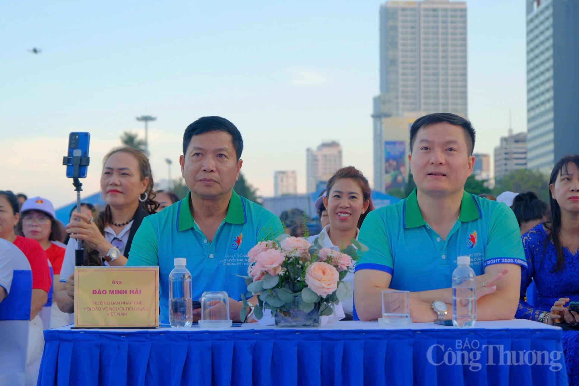 Ông Phan Thế Thắng (bìa phải), Phó Trưởng ban Bảo vệ người tiêu dùng, Ủy ban Cạnh tranh quốc gia và ông Đào Minh Hải, Trưởng Ban pháp chế Hội bảo vệ Người tiêu dùng Việt Nam. Ảnh: Lê Sơn