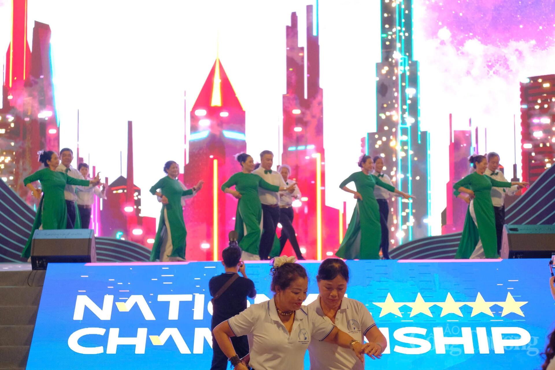 Tiết mục khiêu vũ tại chương trình. Ảnh: Lê Sơn