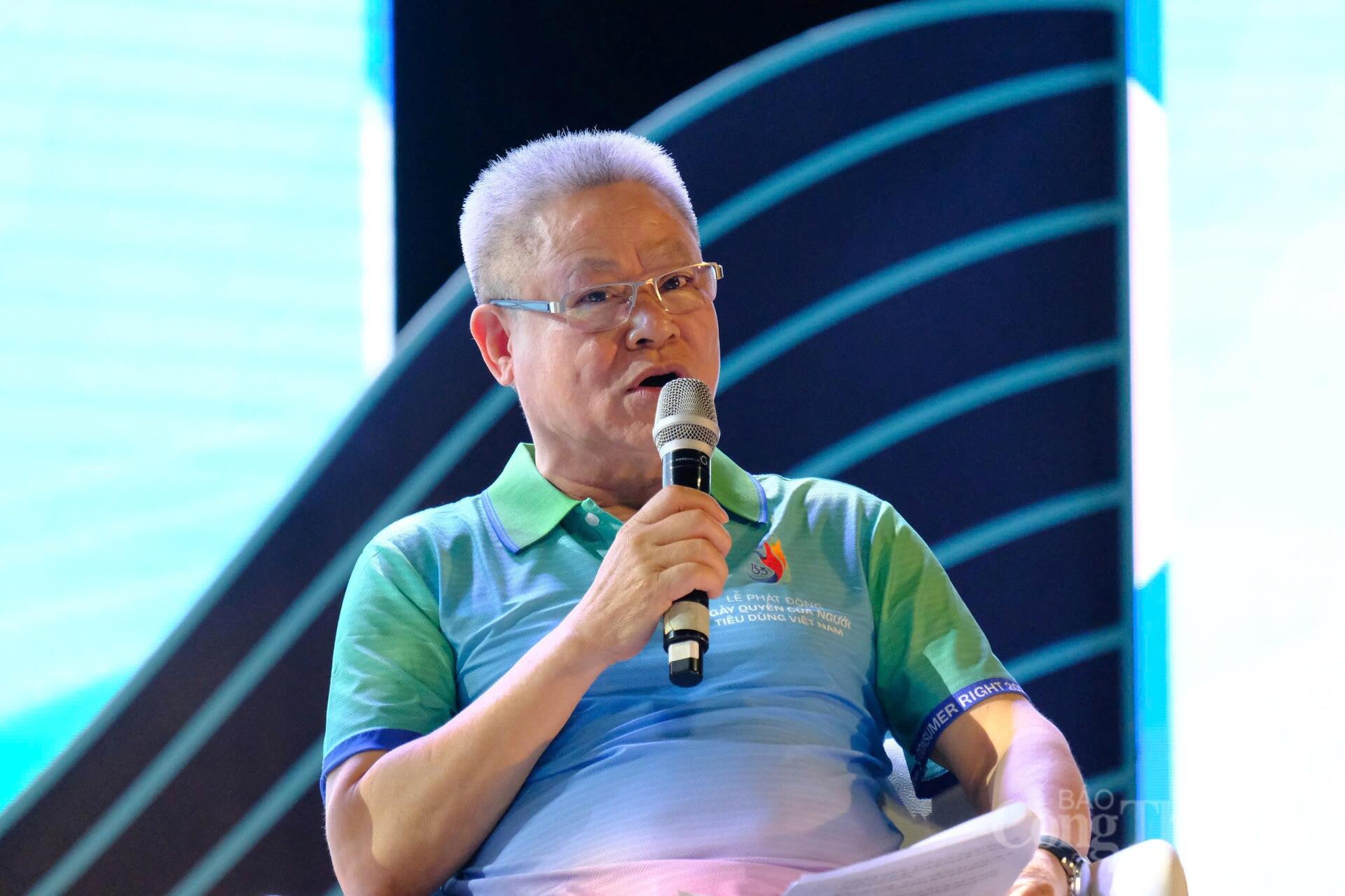 Ông Bùi Thanh Thủy, Phó Chủ tịch kiêm Tổng thư ký Hôi bảo vệ người tiêu dùng Việt Nam trả lời câu hỏi của người tiêu dùng trong phiên tọa đàm thứ hai với chủ đề "Tiêu dùng xanh và an toàn sản phẩm". Ảnh: Lê Sơn