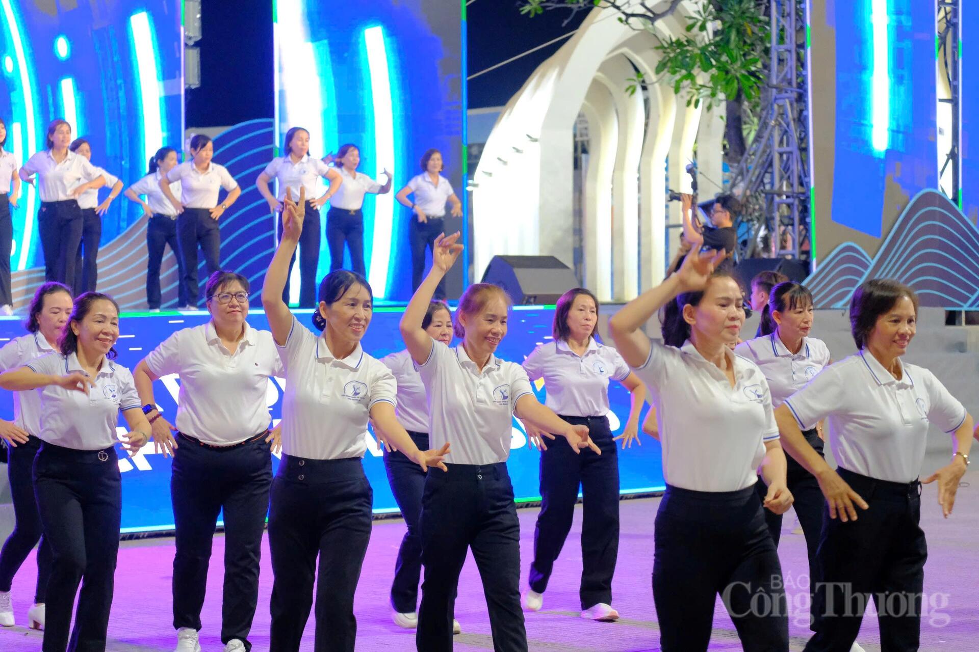 Tiết mục đồng diễn "chachacha trên hành tinh xanh" tại chương trình. Ảnh: Lê Sơn