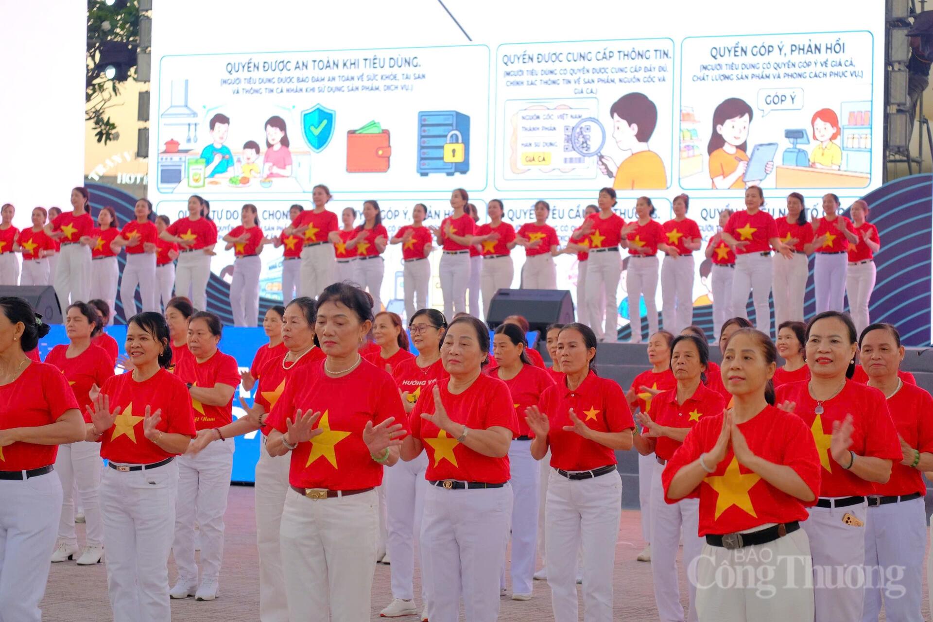 Tiết mục đồng diễn dân vũ tại chương trình. Ảnh: Lê Sơn