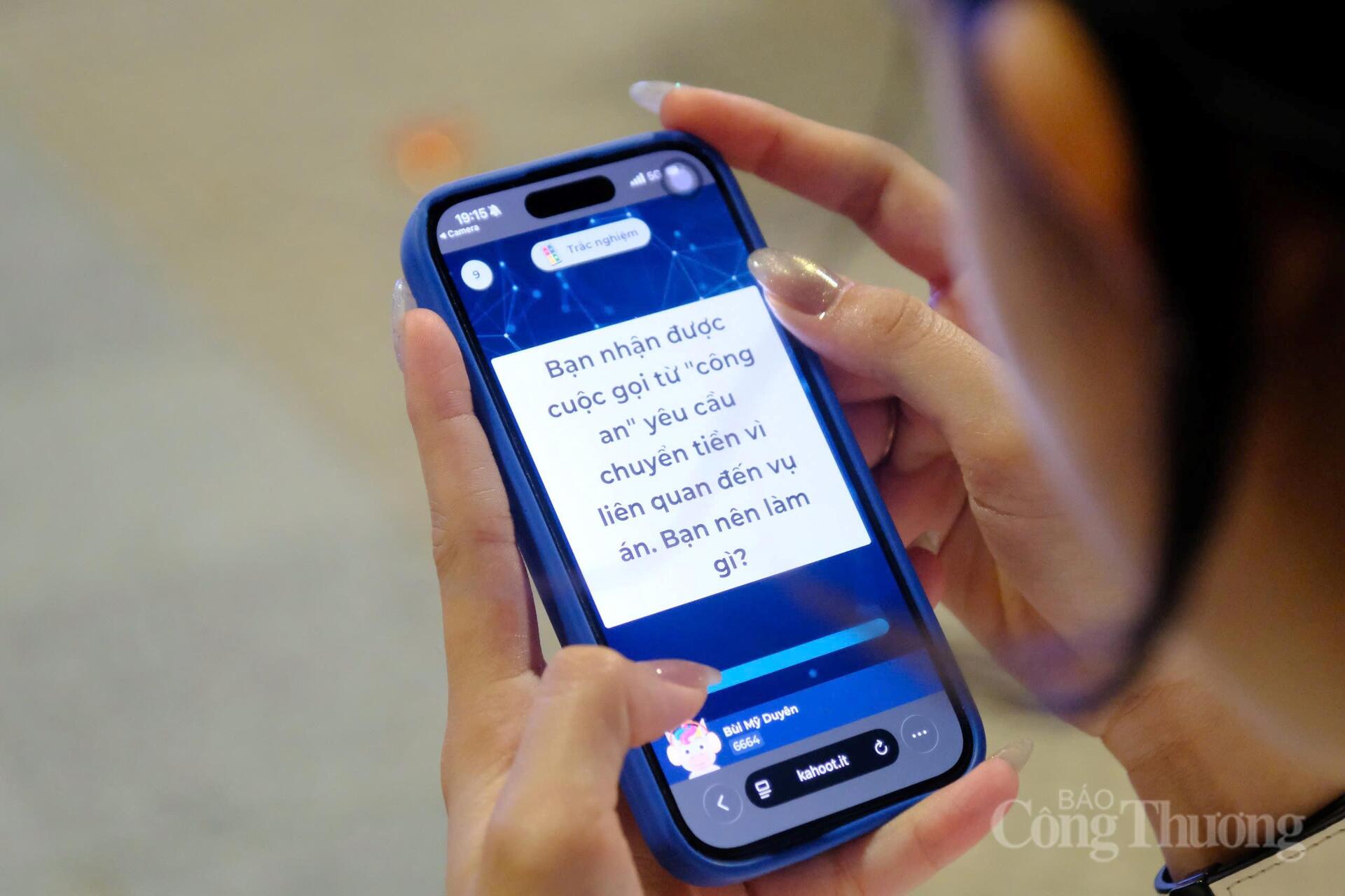 Người dân tham gia trả lời câu hỏi trong phần minigame trên điện thoại. Ảnh: Lê Sơn