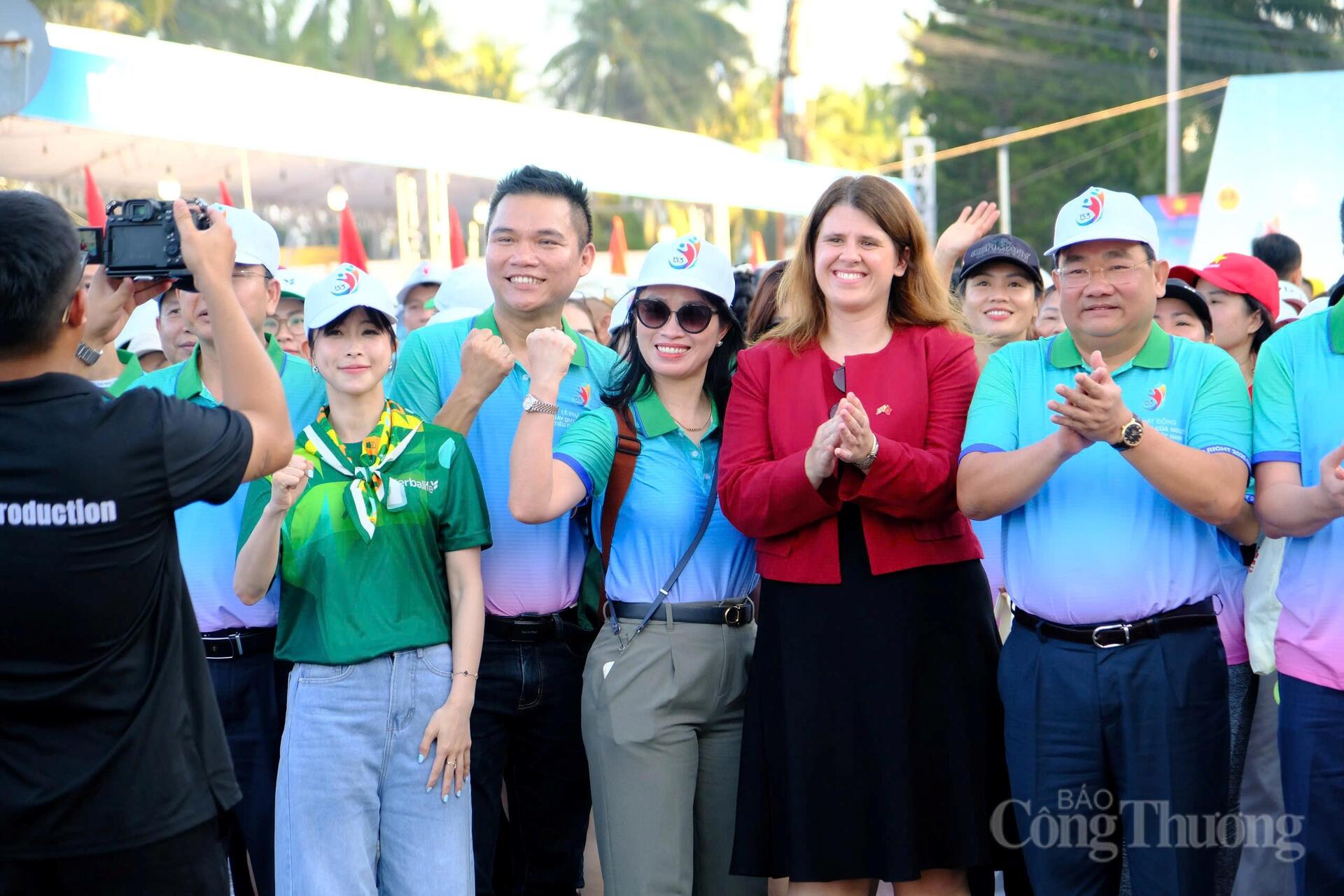 Hoạt động chạy hưởng ứng thu hút được đông đảo vận động viên của Giải vô địch quốc gia Tiền Phong Marathon và người dân tham gia. Ảnh: Lê Sơn