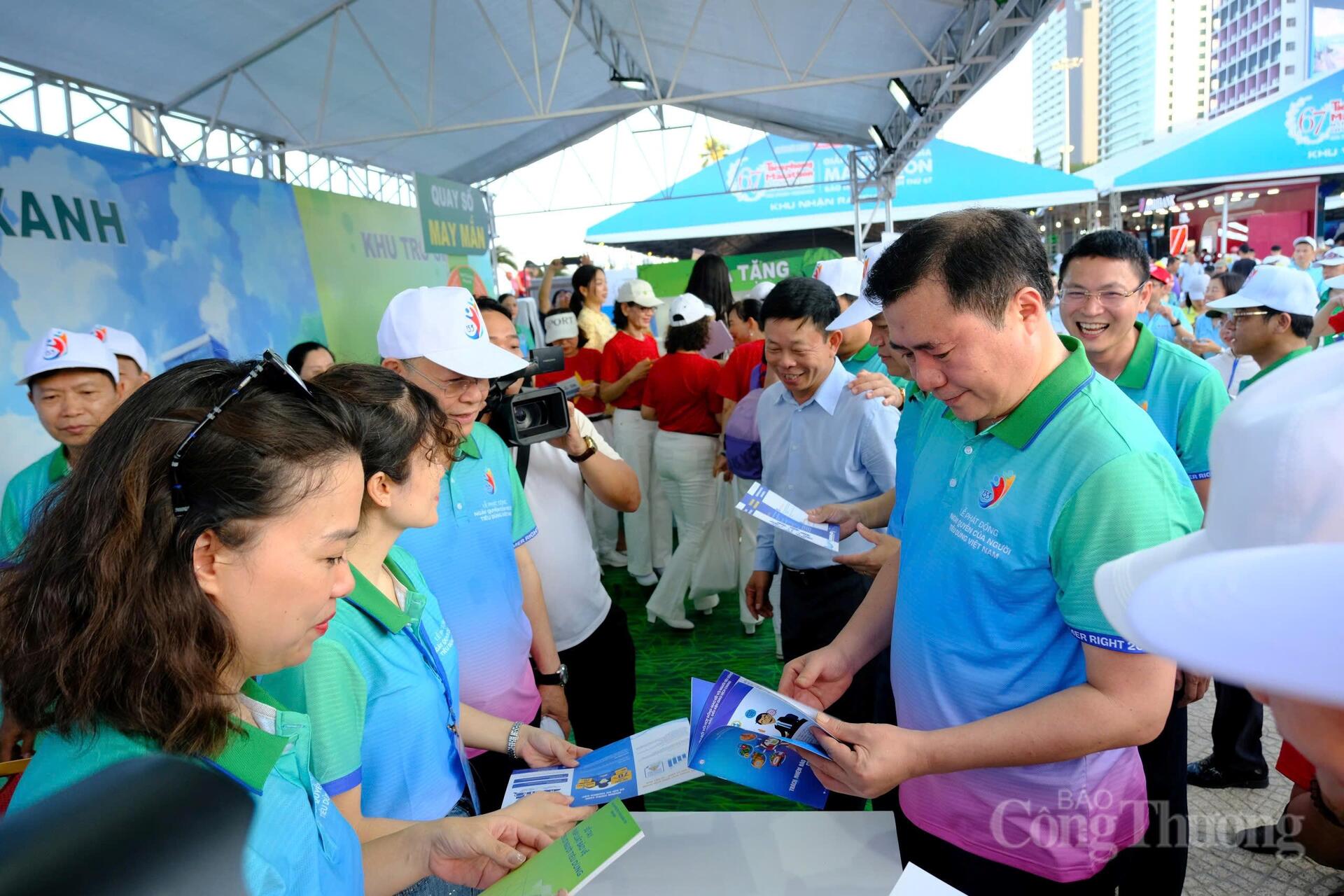 Thứ trưởng Nguyễn Sinh Nhật Tân tham quan gian tư vấn người tiêu dùng. Ảnh: Lê Sơn