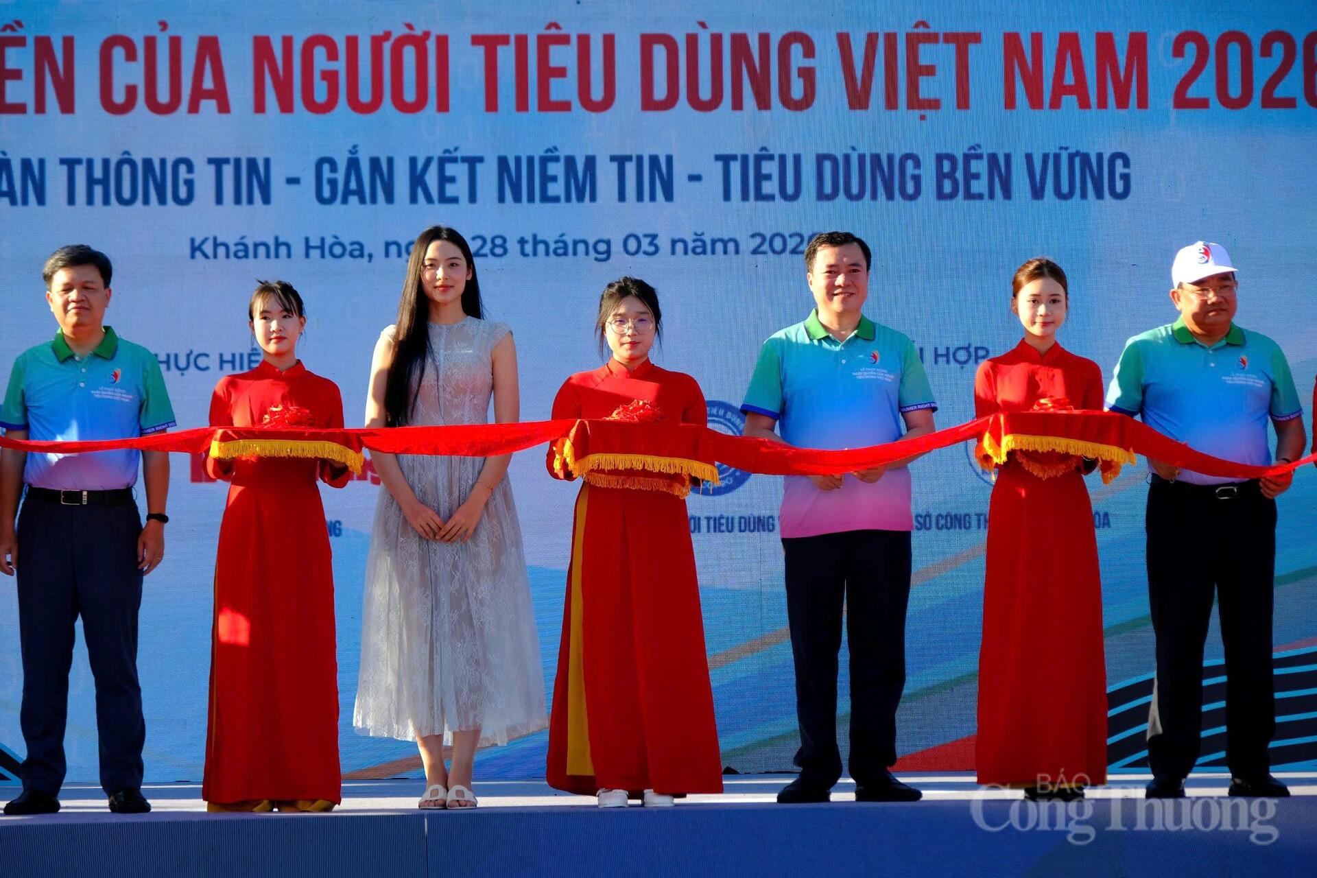 Thứ trưởng Nguyễn Sinh Nhật Tân cùng các đại biểu thực hiện nghi thức phát động Ngày Quyền của Người tiêu dùng năm 2026. Ảnh: Lê Sơn