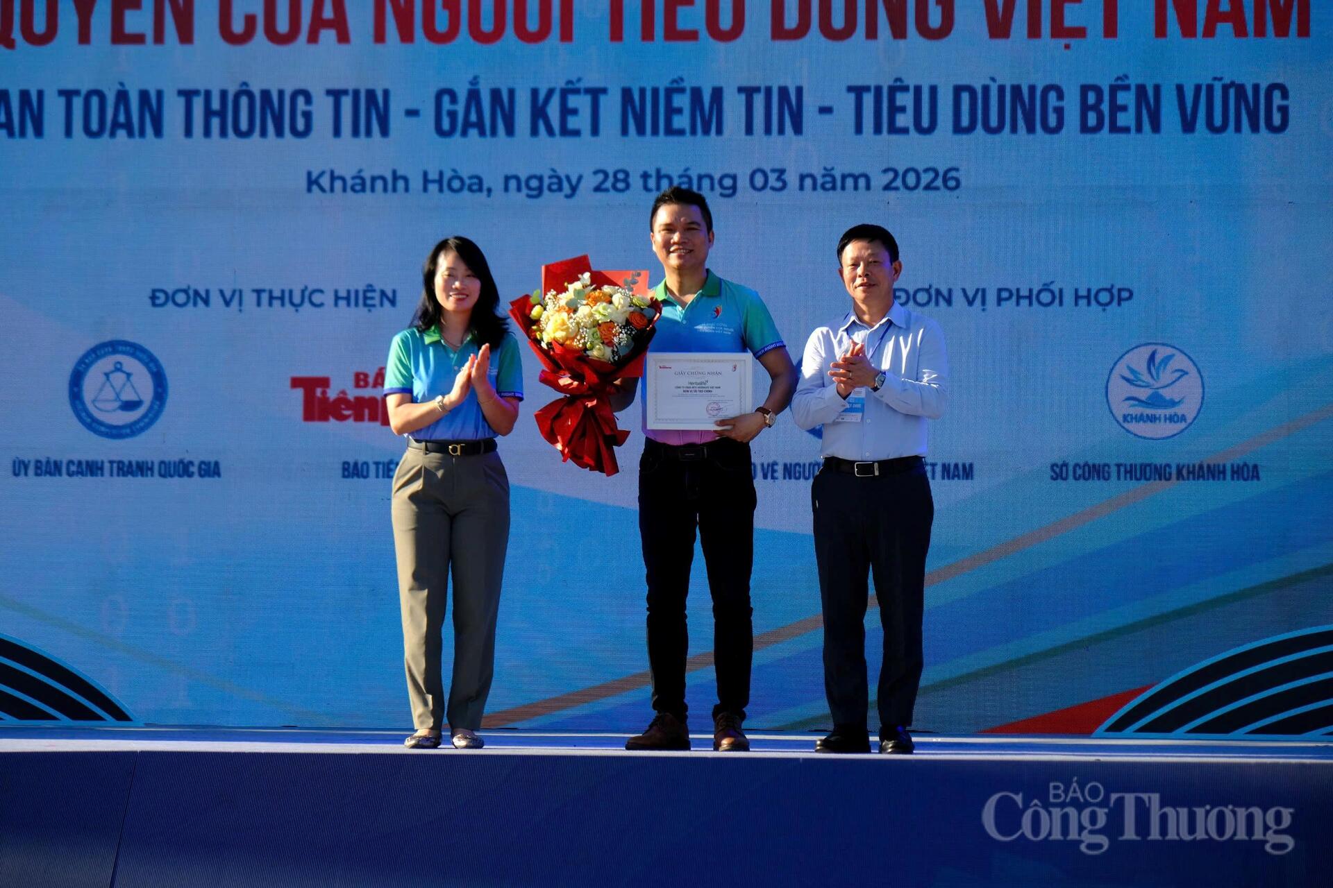 Ban Tổ chức tặng hoa tri ân đơn vị đồng hành. Ảnh: Lê Sơn