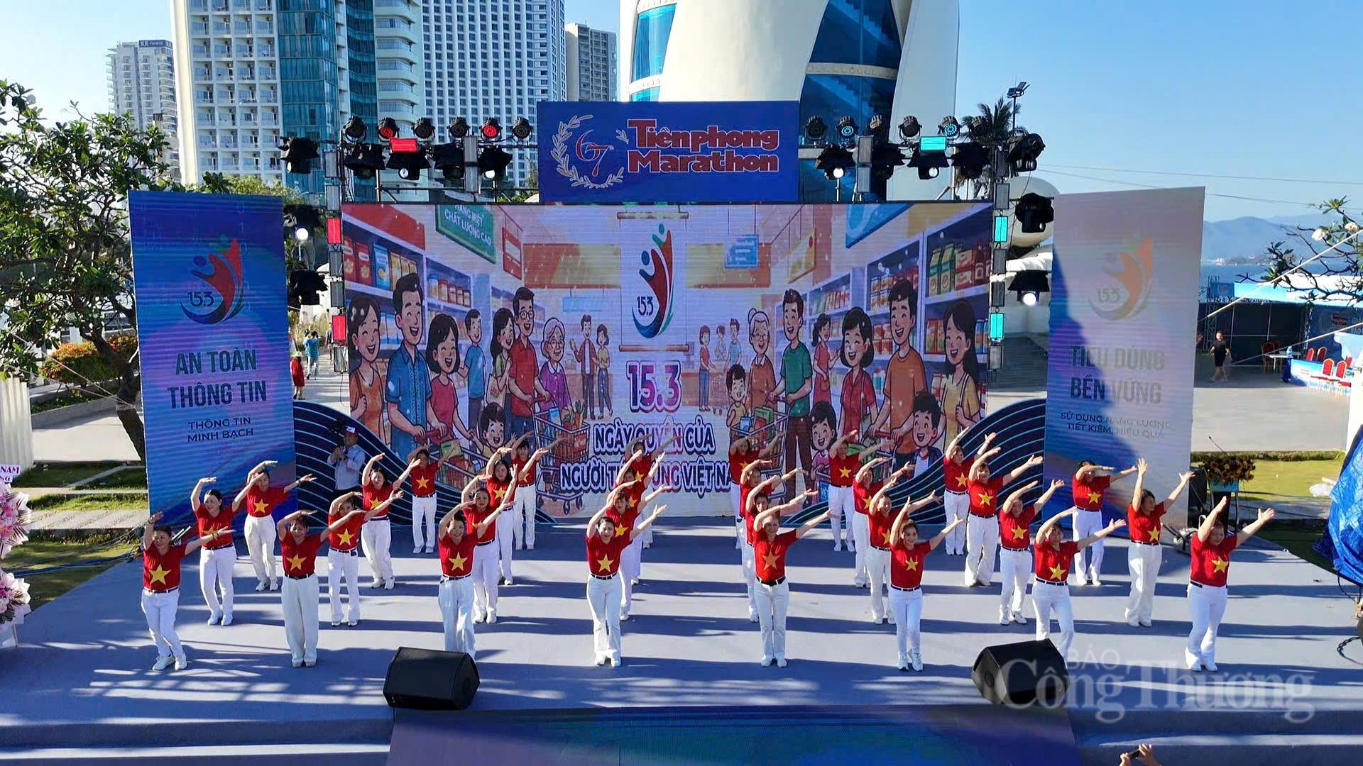 Tiết mục đồng diễn dân vũ tại lễ phát động. Ảnh: Lê Sơn