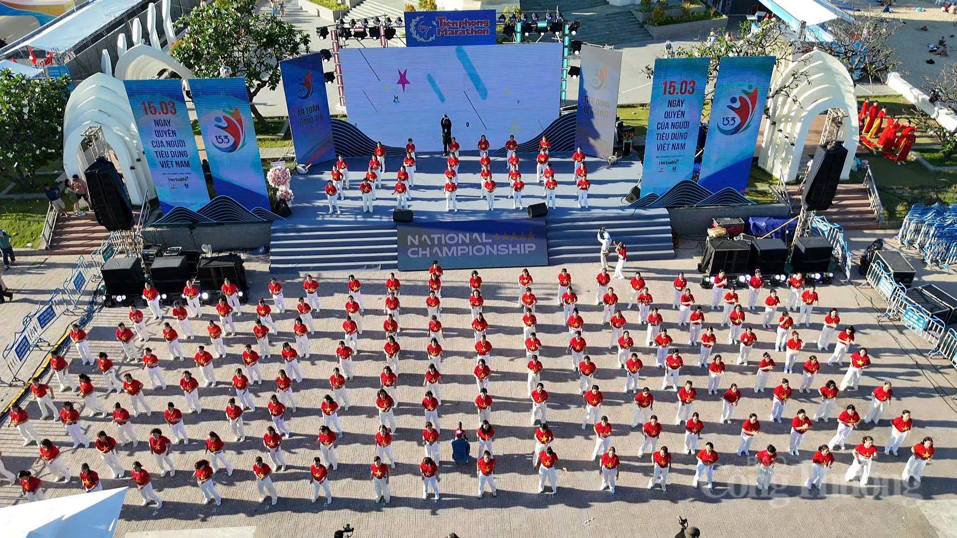 Tiết mục dân vũ nhìn từ trên cao. Ảnh: Lê Sơn