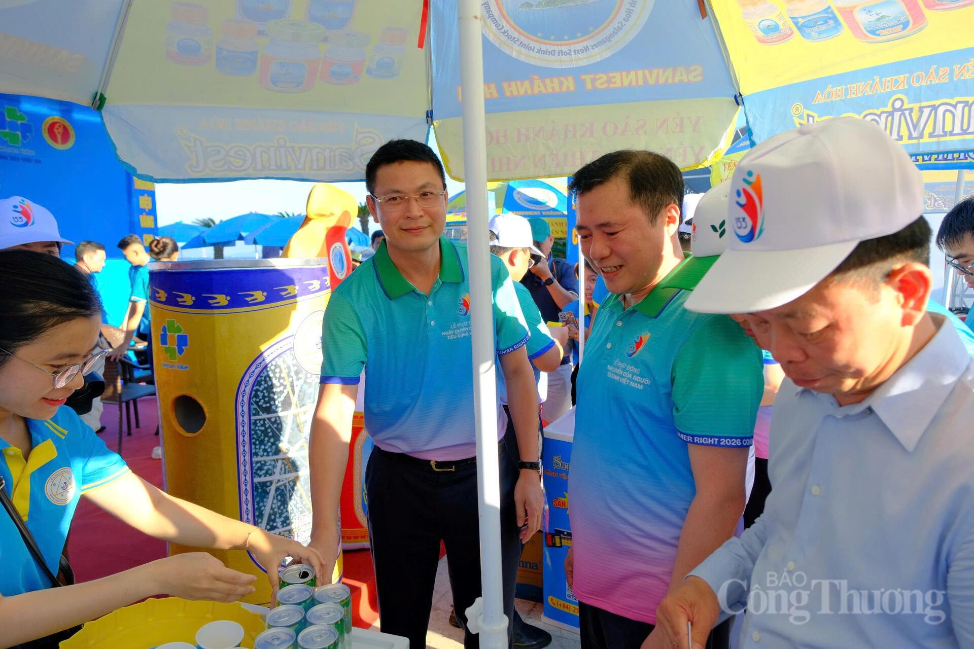 Thứ trưởng Nguyễn Sinh Nhật Tân tham quan gian hàng của Công ty Yến sào Khánh Hòa. Ảnh: Lê Sơn