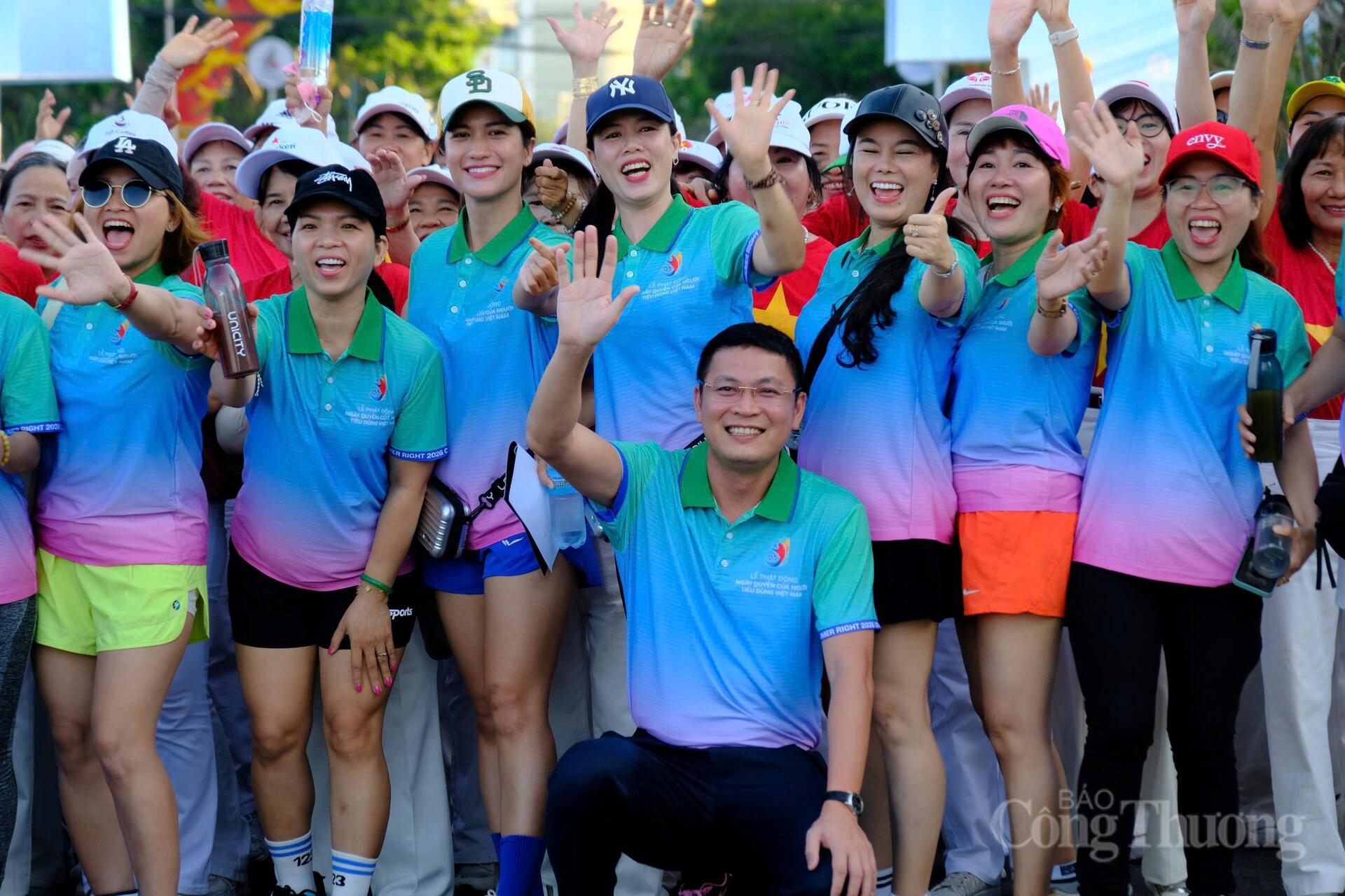 Ông Trịnh Anh Tuấn, Chủ tịch Ủy ban Cạnh tranh quốc gia tham gia chạy hưởng ứng. Ảnh: Lê Sơn