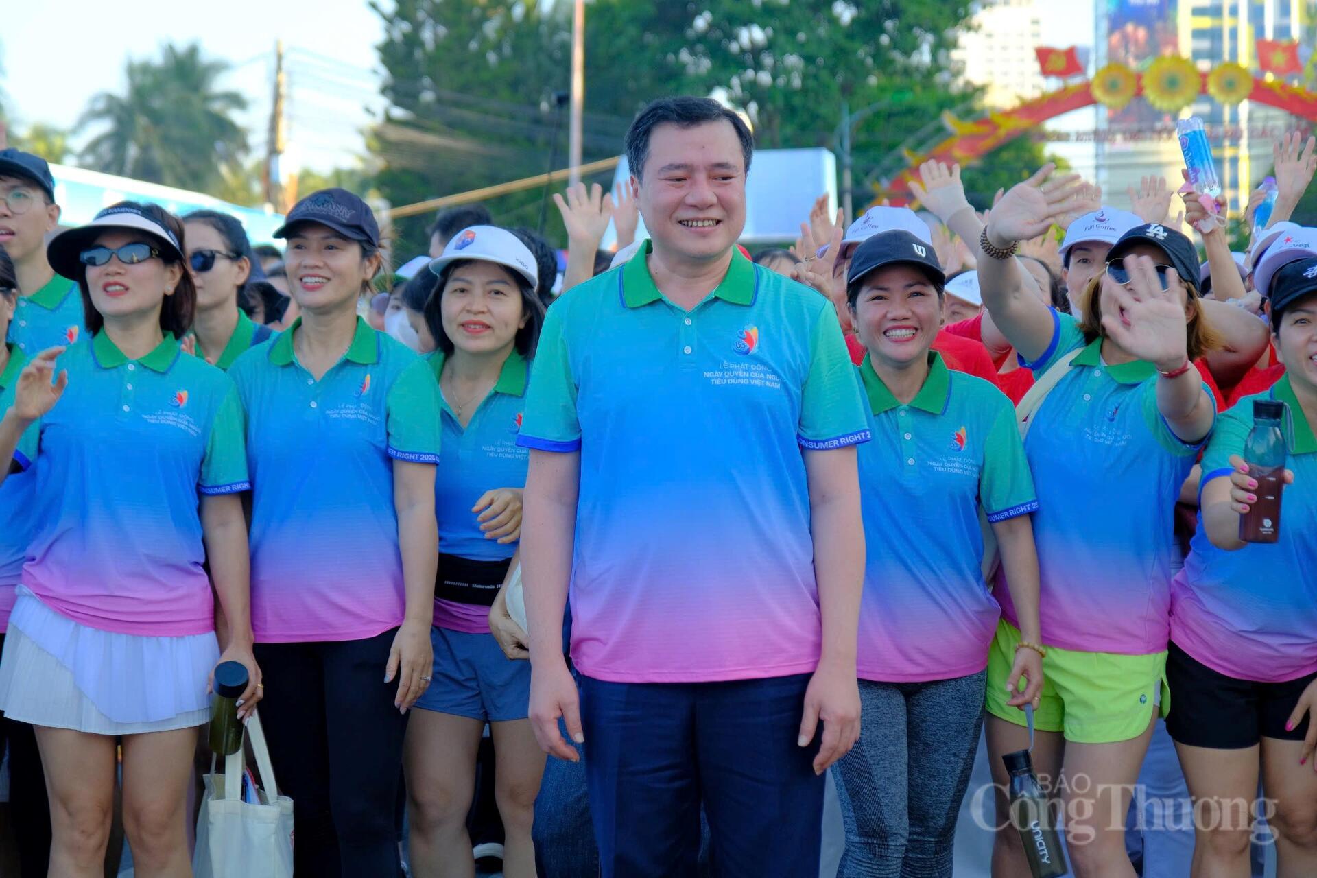 Thứ trưởng Nguyễn Sinh Nhật Tân tham gia chạy hưởng ứng cùng các vận động viên. Ảnh: Lê Sơn