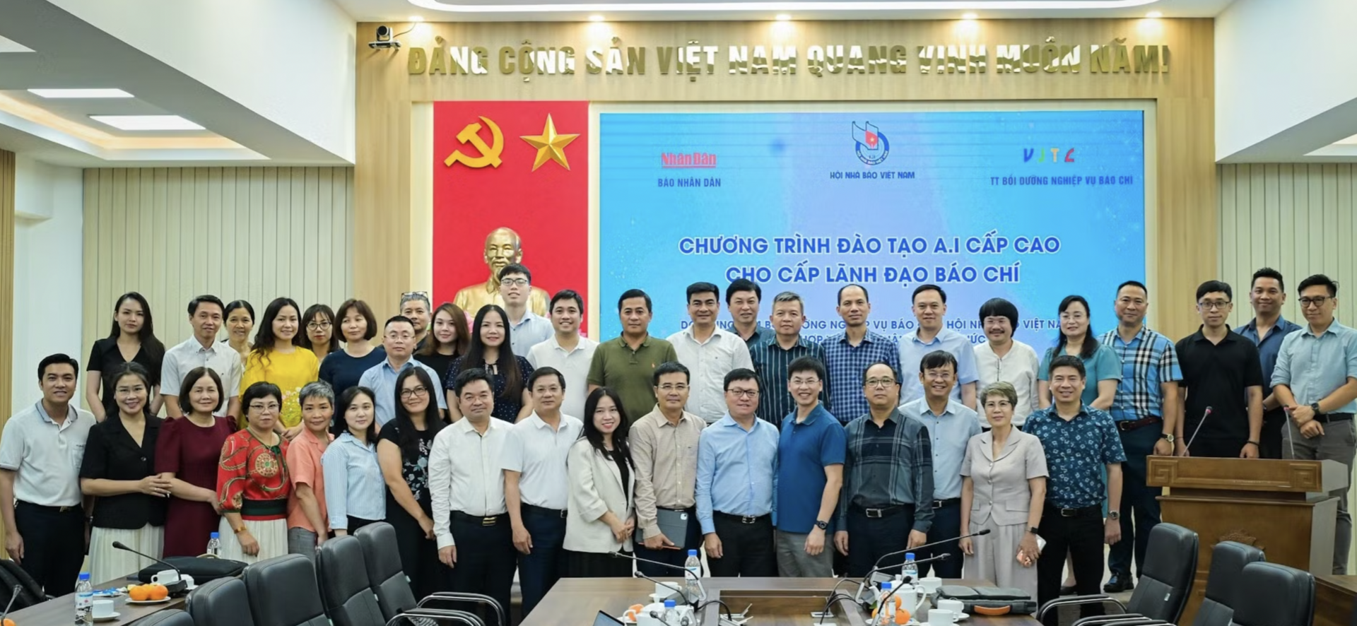 Các đại biểu tham dự tại chương trình chụp hình cùng chuyên gia. Ảnh: Bảo Long.