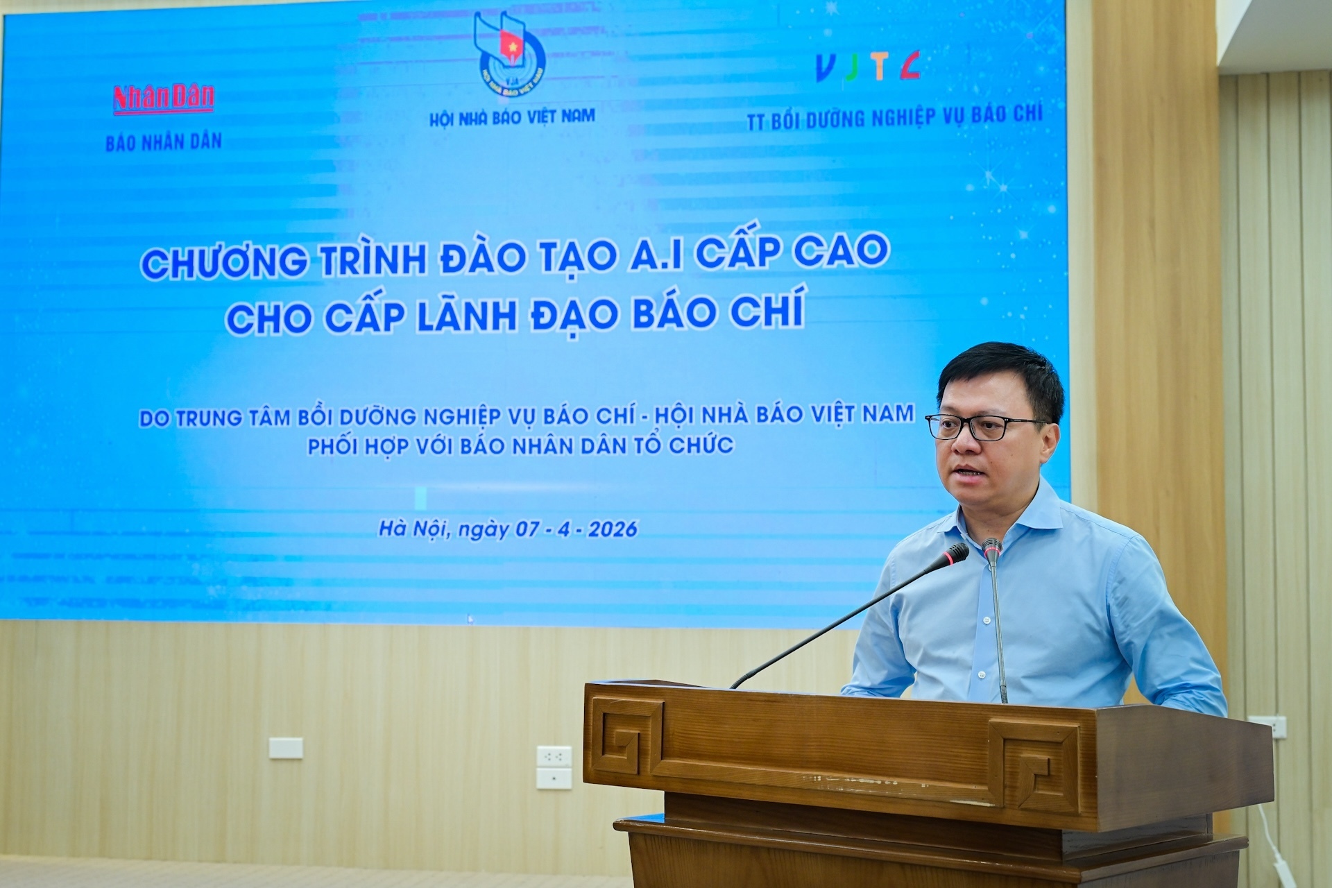 Đồng chí Lê Quốc Minh, Ủy viên Trung ương Đảng, Tổng Biên tập Báo Nhân Dân, Phó Trưởng ban Tuyên giáo và Dân vận Trung ương, Chủ tịch Hội Nhà báo Việt Nam phát biểu tại chương trình. Ảnh: Bảo Long.