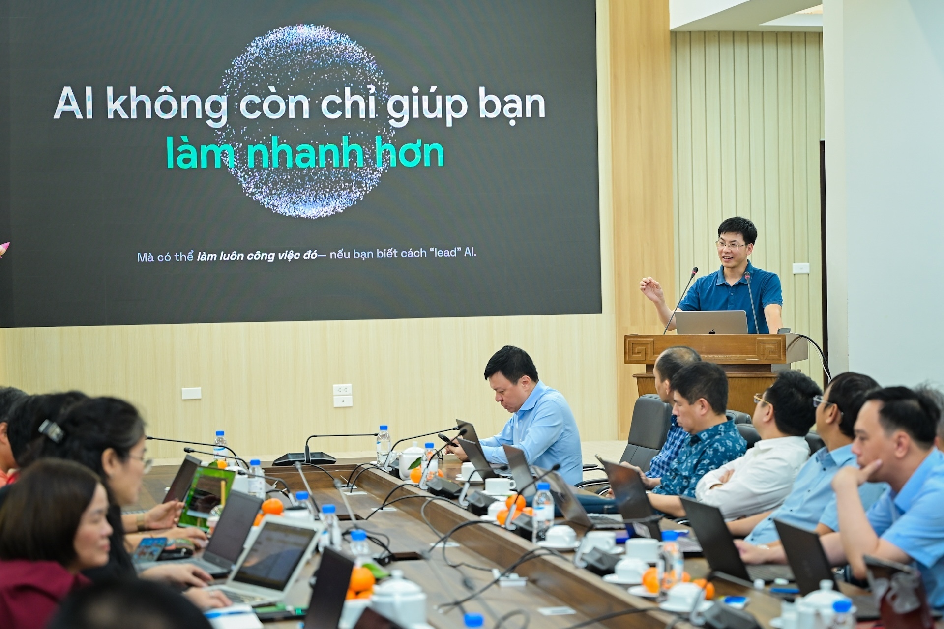 AI không còn chỉ giúp bạn làm nhanh hơn, mà có thể làm luôn công việc đó nếu bạn biết cách "lead" AI. Ảnh: Bảo Long