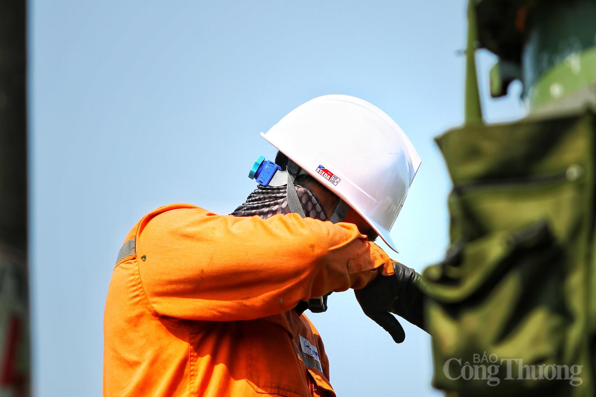 Oằn mình dưới nắng nóng, giữ ổn định lưới điện cho nhân dân - 8