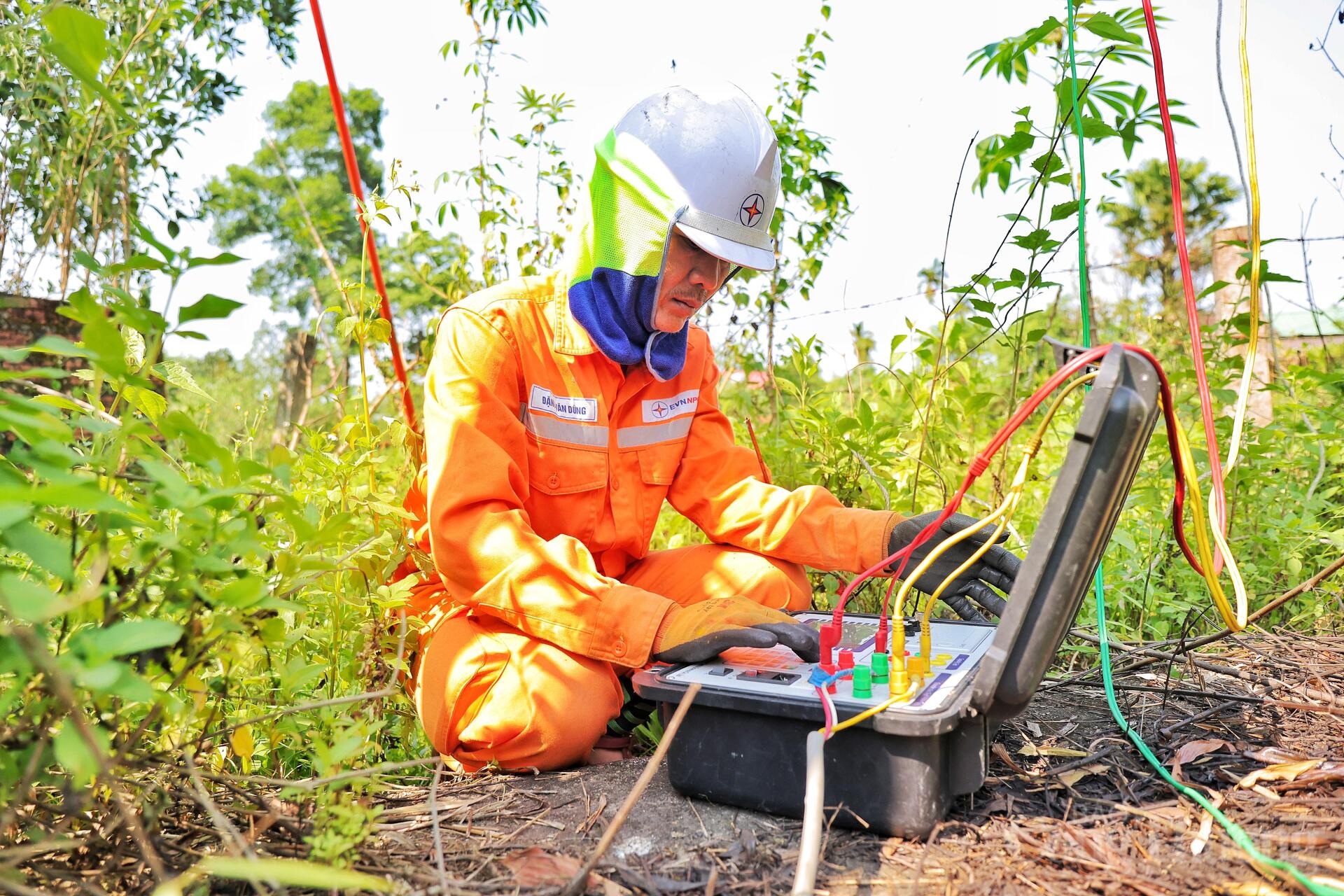 Oằn mình dưới nắng nóng, giữ ổn định lưới điện cho nhân dân - 3