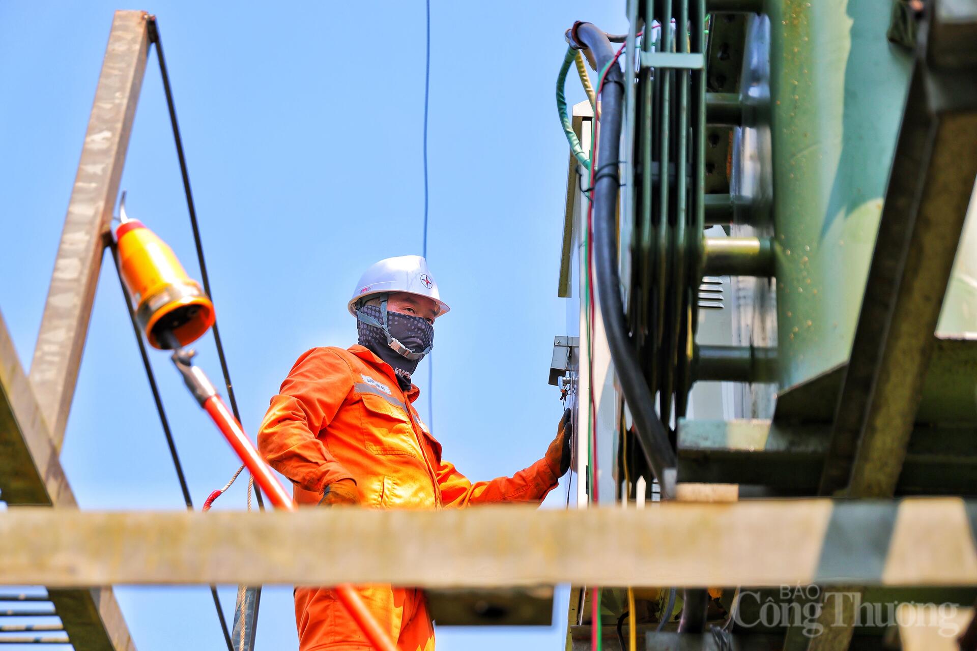 Oằn mình dưới nắng nóng, giữ ổn định lưới điện cho nhân dân - 15