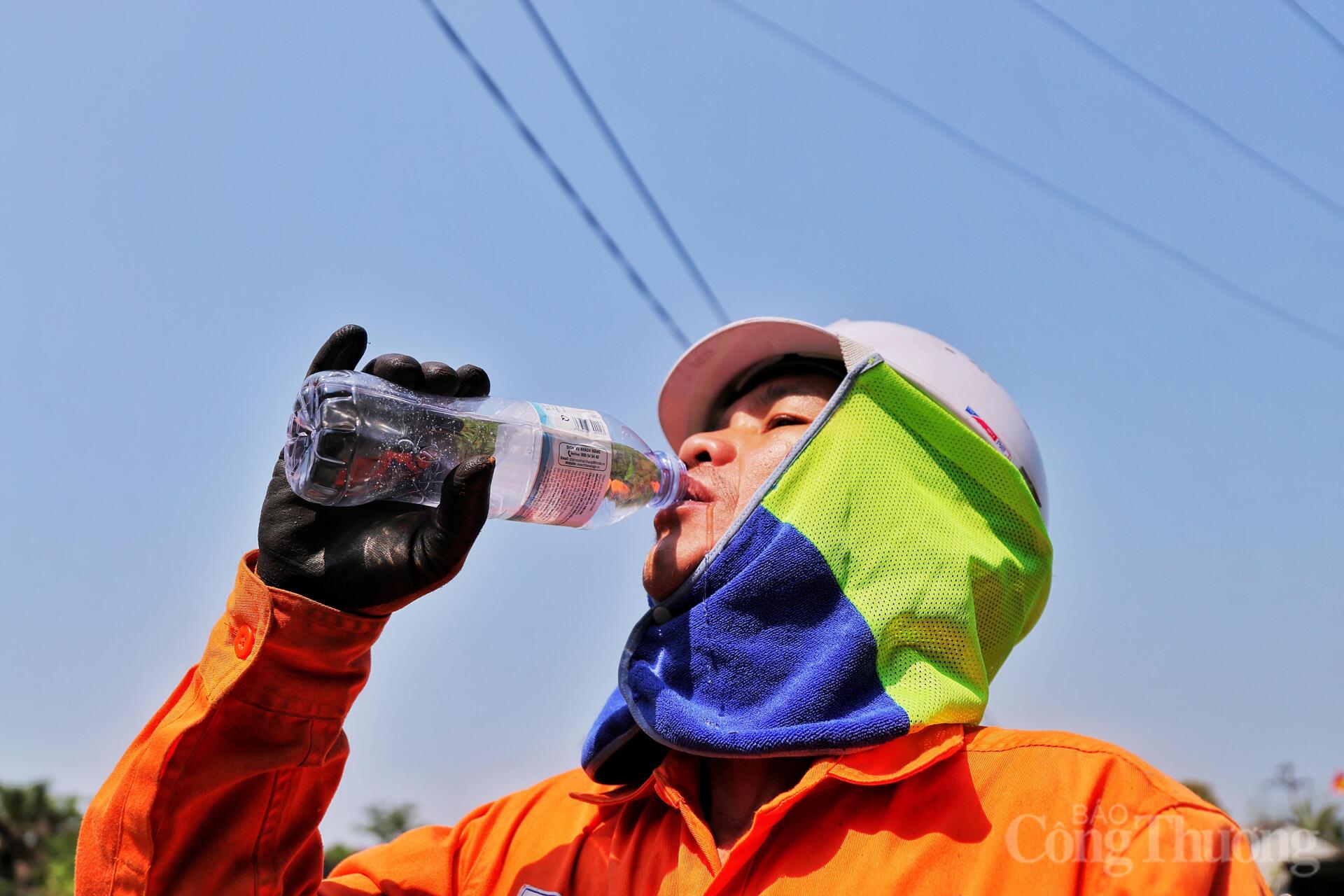 Oằn mình dưới nắng nóng, giữ ổn định lưới điện cho nhân dân - 11