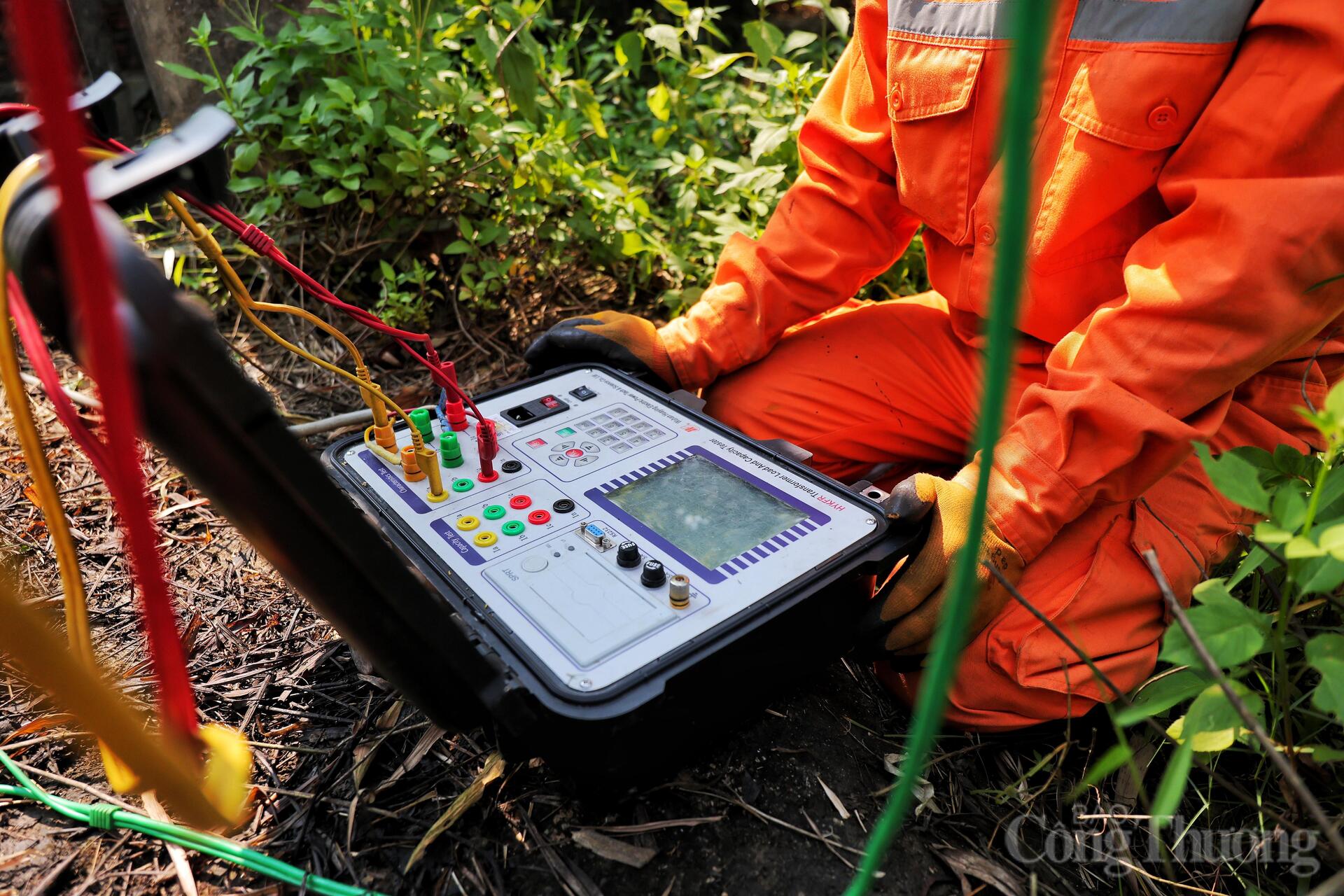 Oằn mình dưới nắng nóng, giữ ổn định lưới điện cho nhân dân - 14