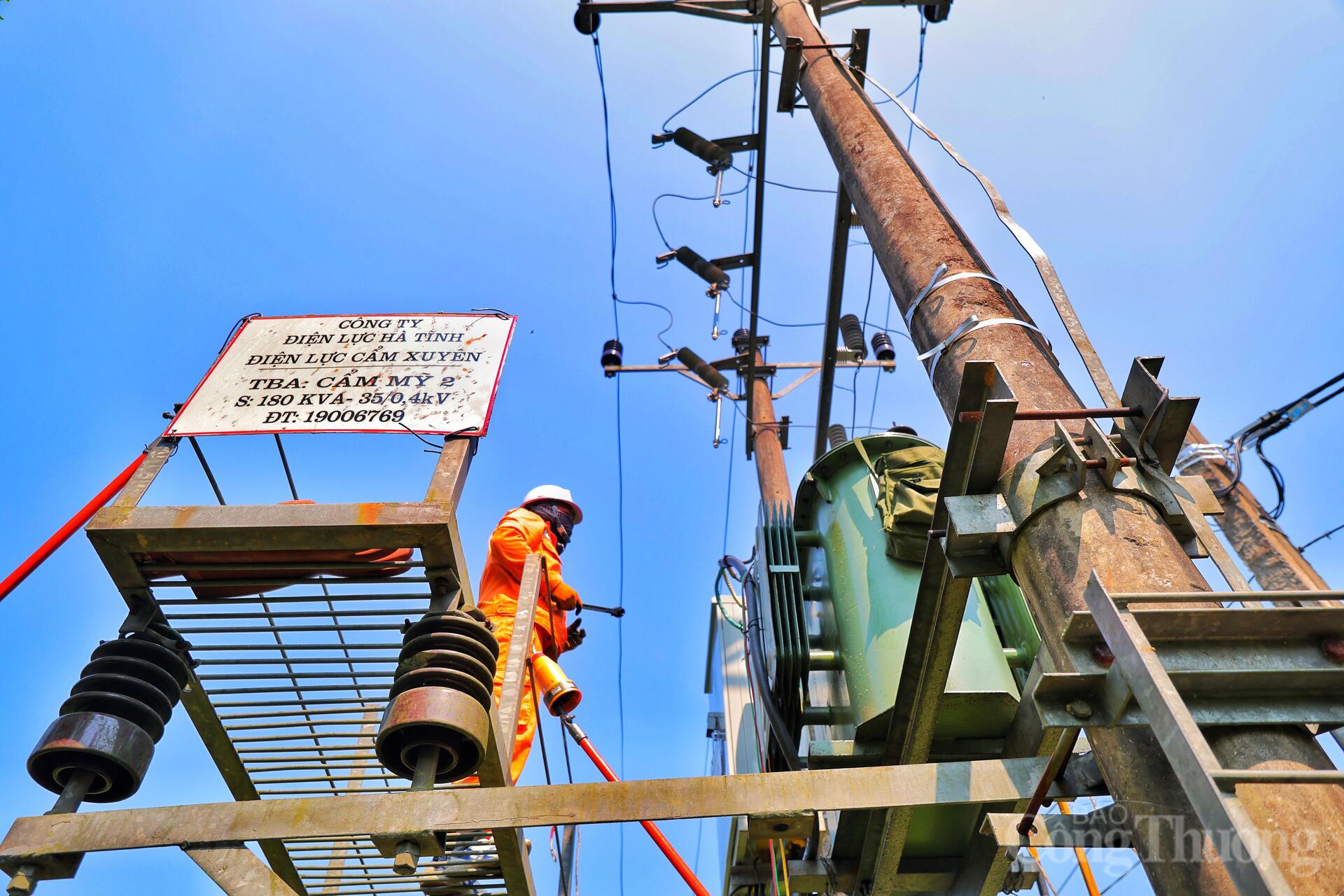 Oằn mình dưới nắng nóng, giữ ổn định lưới điện cho nhân dân - 12