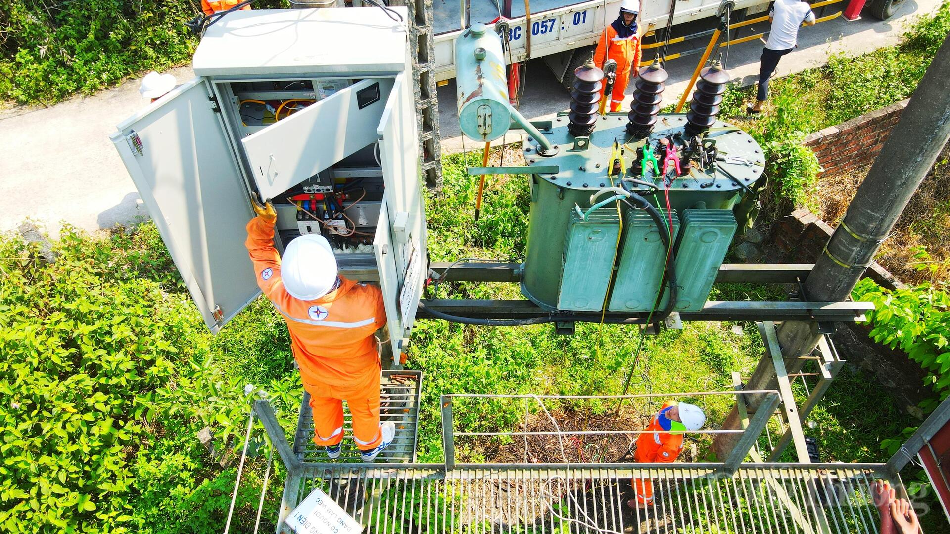 Oằn mình dưới nắng nóng, giữ ổn định lưới điện cho nhân dân - 9