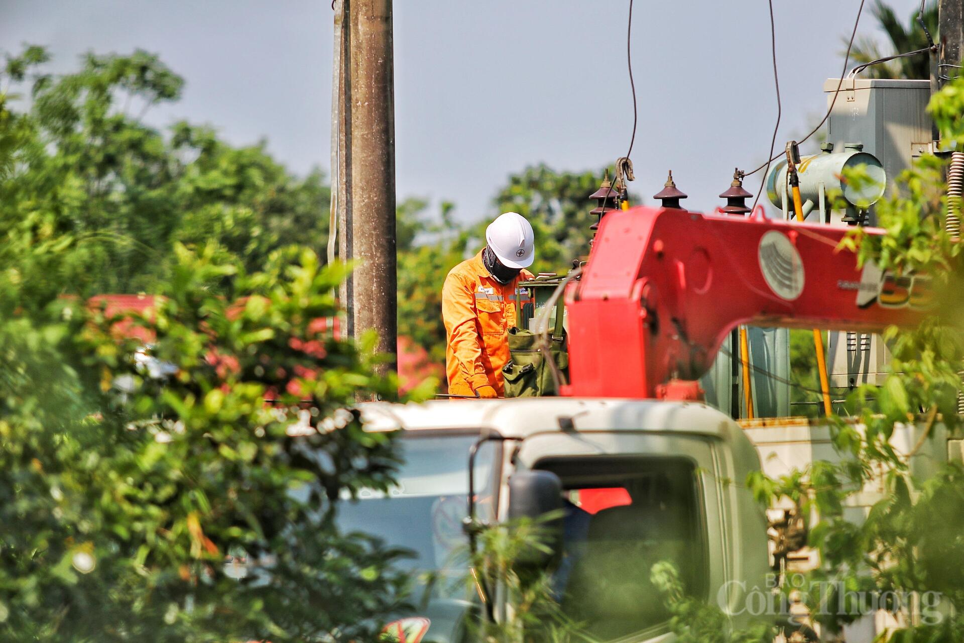 Oằn mình dưới nắng nóng, giữ ổn định lưới điện cho nhân dân - 2