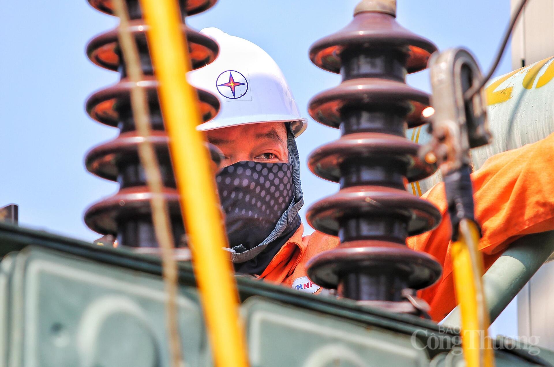 Oằn mình dưới nắng nóng, giữ ổn định lưới điện cho nhân dân - 6
