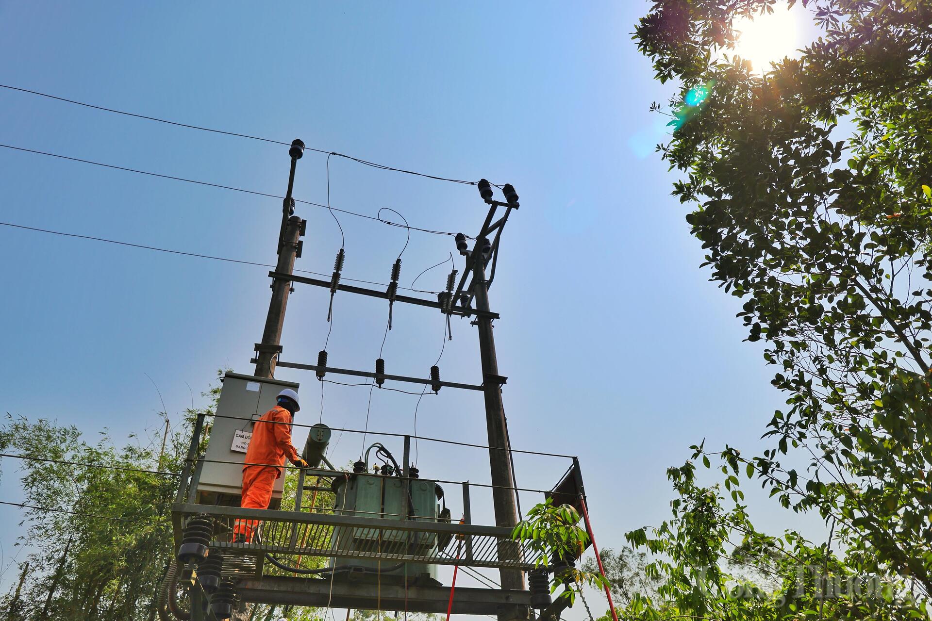 Oằn mình dưới nắng nóng, giữ ổn định lưới điện cho nhân dân - 1