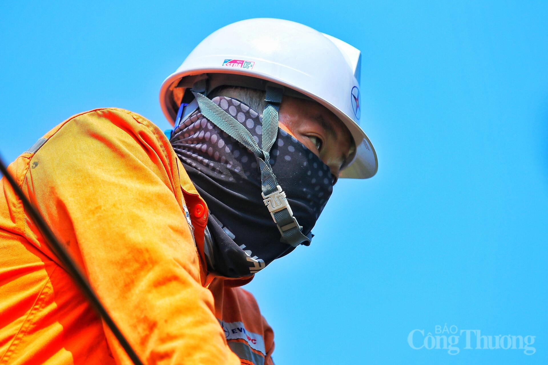 Oằn mình dưới nắng nóng, giữ ổn định lưới điện cho nhân dân - 13