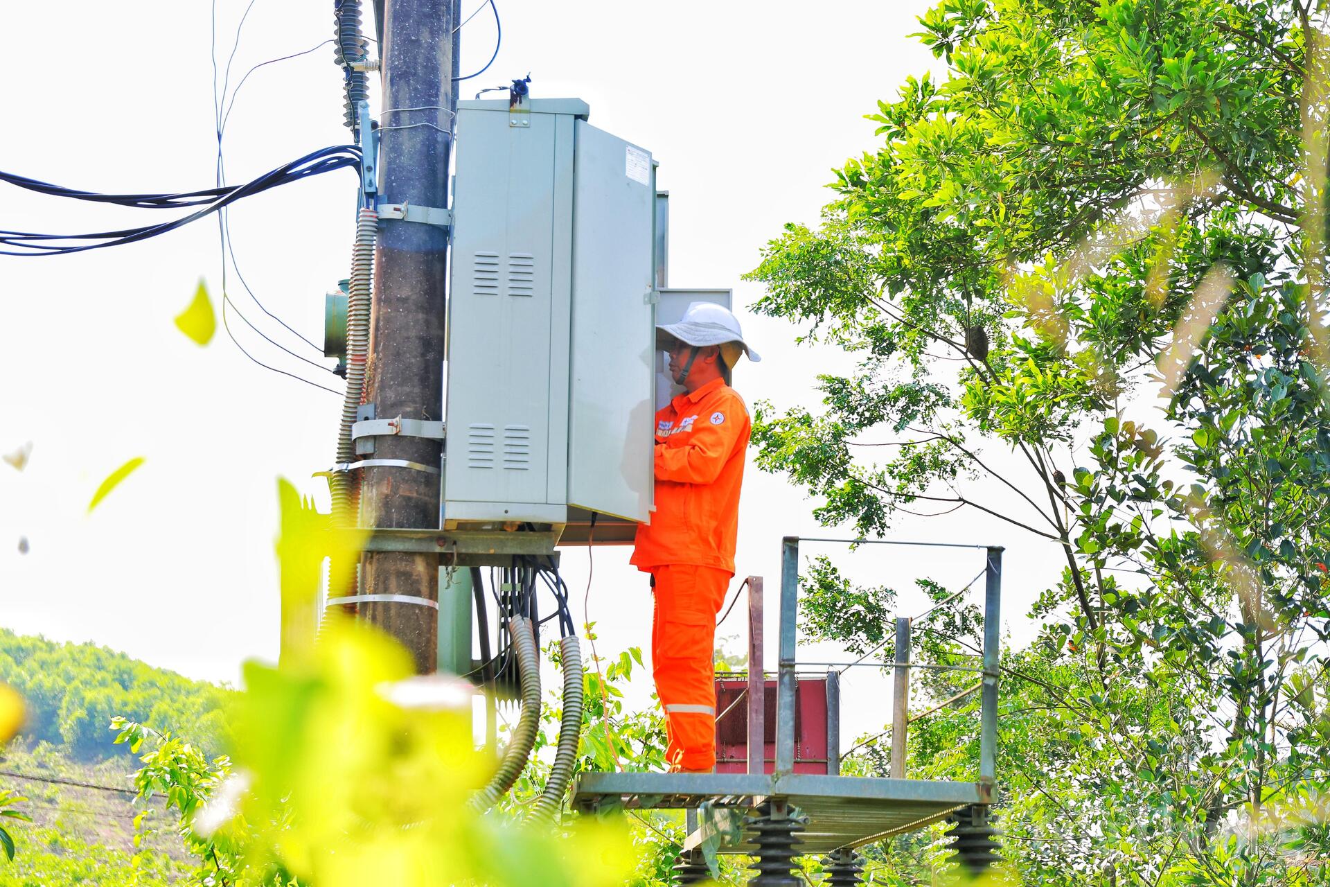 Oằn mình dưới nắng nóng, giữ ổn định lưới điện cho nhân dân - 16