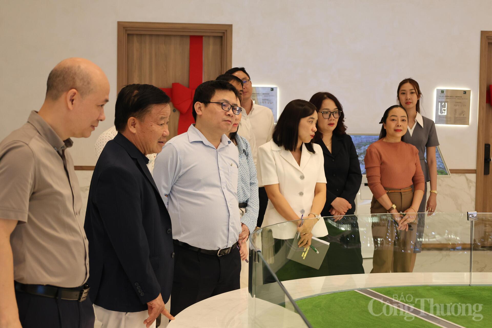 Theo đó, mục tiêu chiến lược của Trung tâm này không chỉ là một tổ hợp hạ tầng, mà còn là "trái tim" đổi mới sáng tạo, giúp mã hóa năng lực sản xuất toàn ngành và thúc đẩy Việt Nam từ một nước gia công trở thành một trung tâm thiết kế, phát triển nguyên liệu của khu vực và thế giới. Sự đồng hành giữa Bộ Công Thương và các doanh nghiệp "đầu đàn" như TBS Group được kỳ vọng sẽ tạo ra bước ngoặt, đưa ngành thời trang Việt Nam tham gia sâu hơn vào phân khúc giá trị cao trong chuỗi cung ứng toàn cầu.