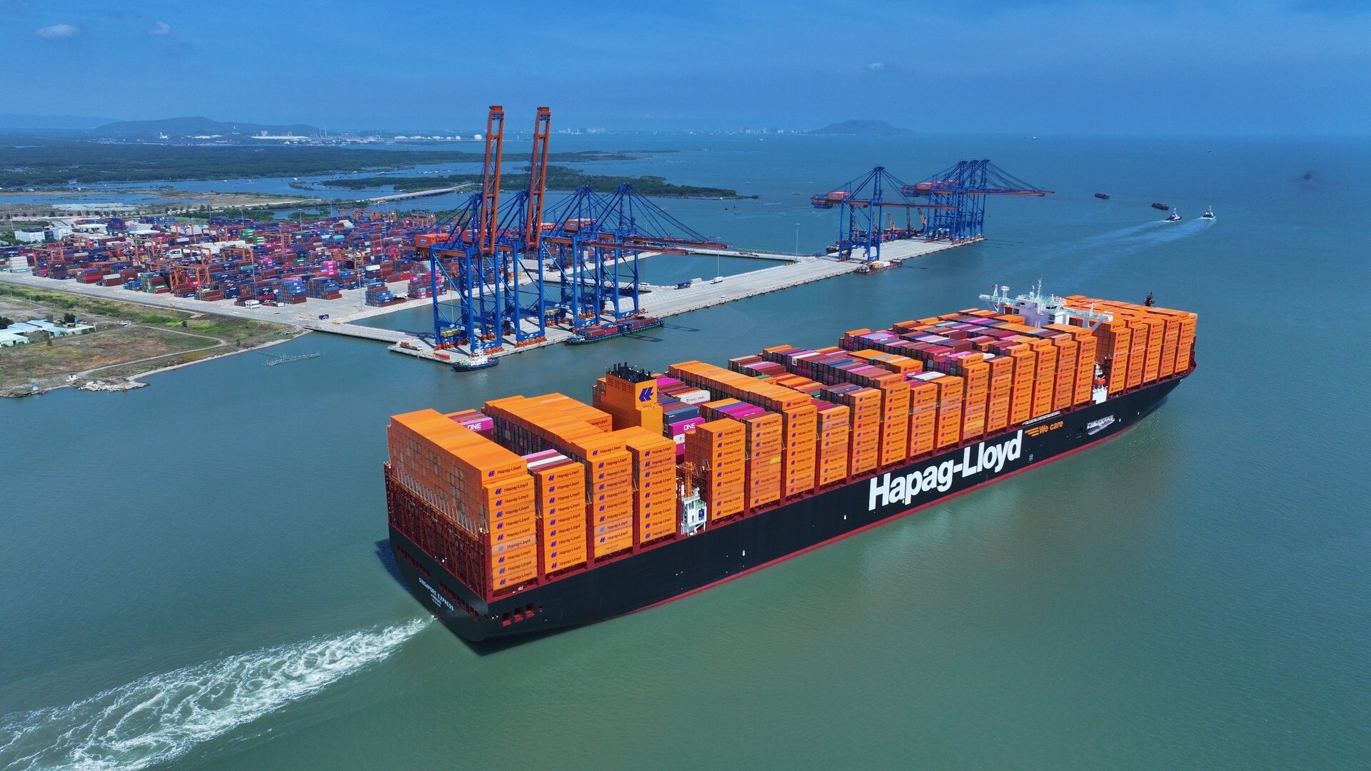 Tàu container rời cảng Gemalink (TP. Hồ Chí Minh). Ảnh: GMD