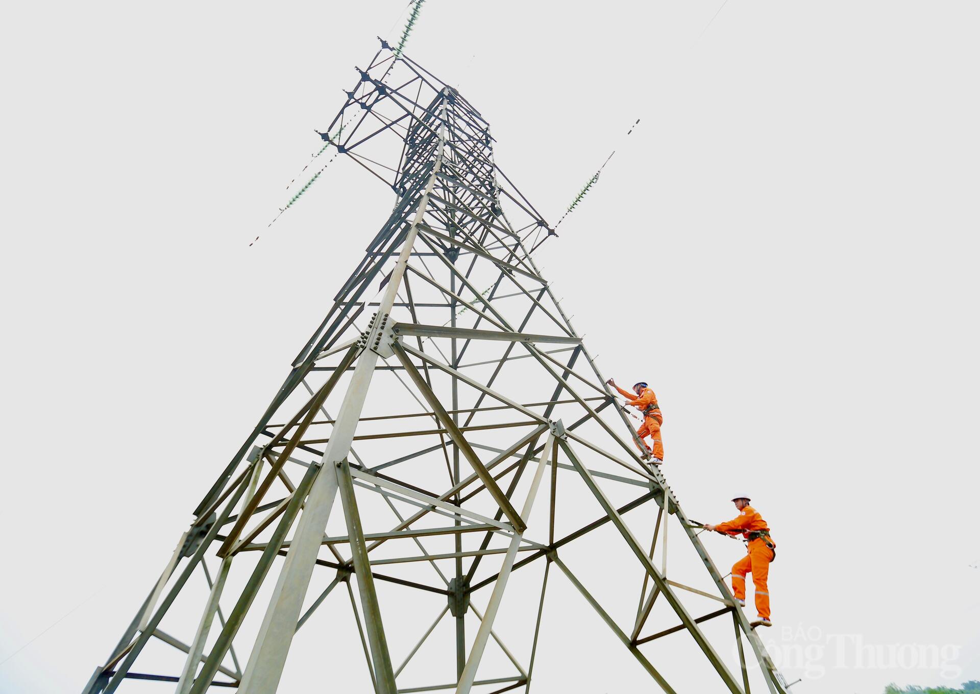 Ngành điện Thanh Hóa chủ động trước bão lũ, giữ dòng điện thông suốt - 10