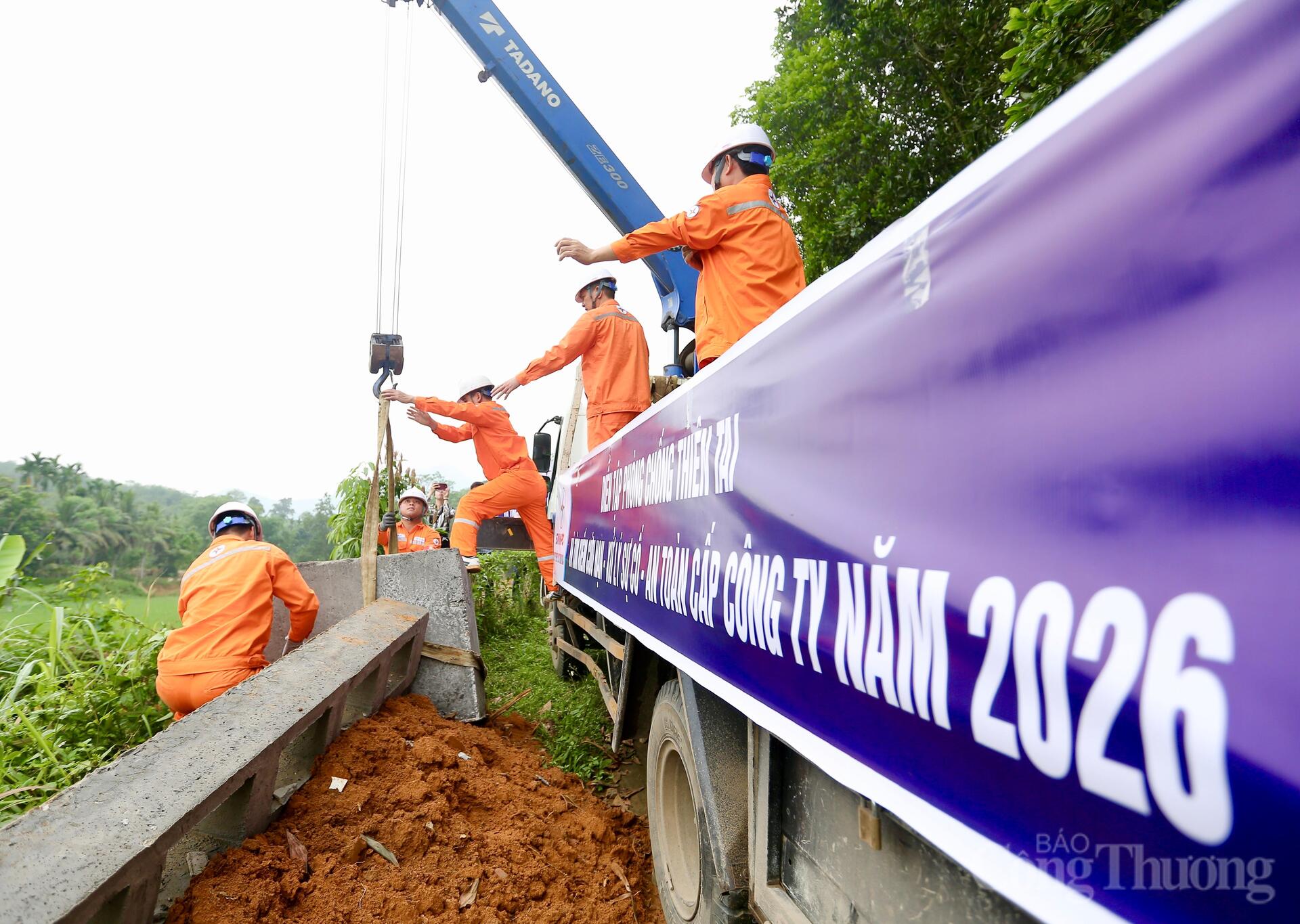 Ngành điện Thanh Hóa chủ động trước bão lũ, giữ dòng điện thông suốt - 8