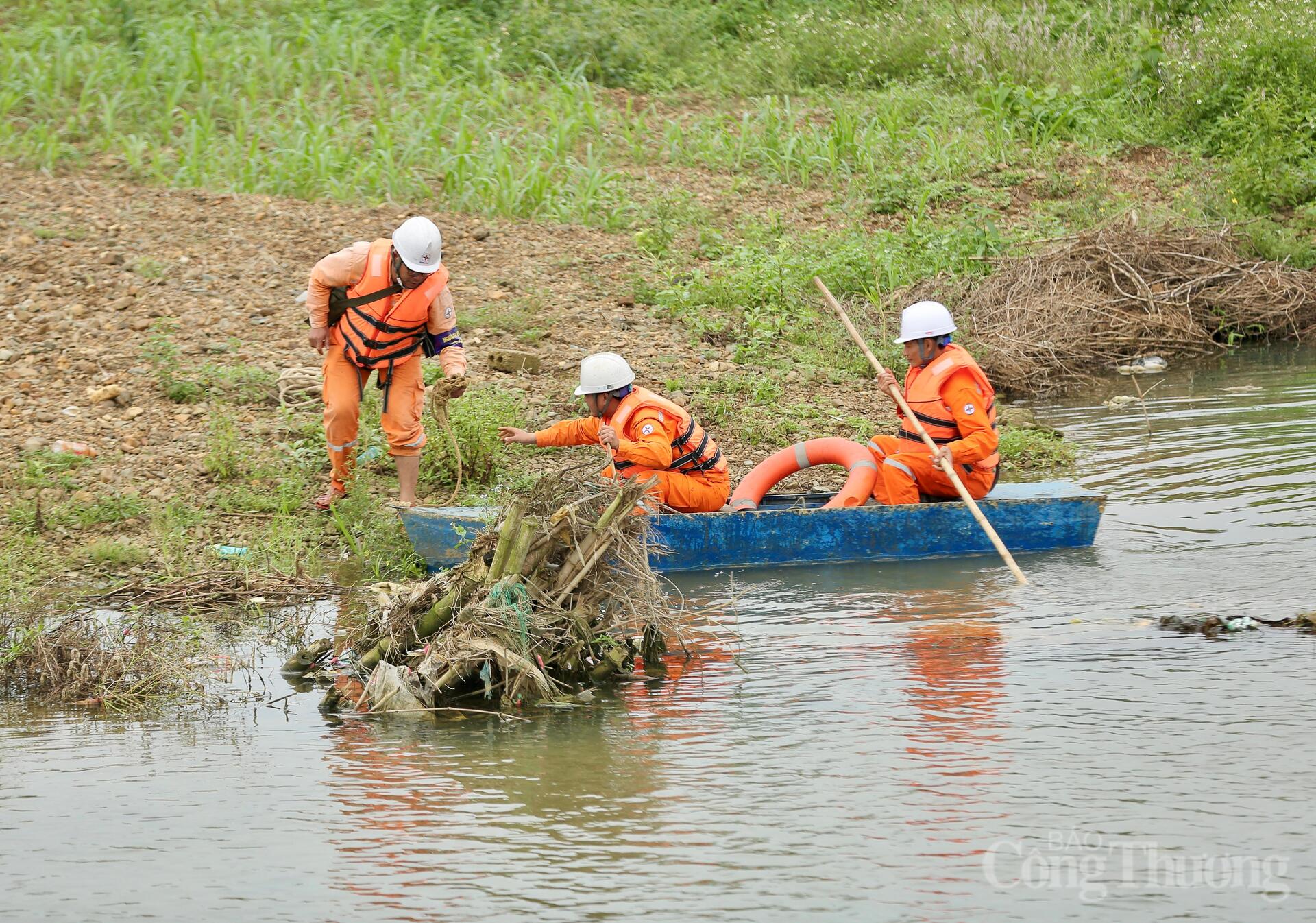 Ngành điện Thanh Hóa chủ động trước bão lũ, giữ dòng điện thông suốt - 9
