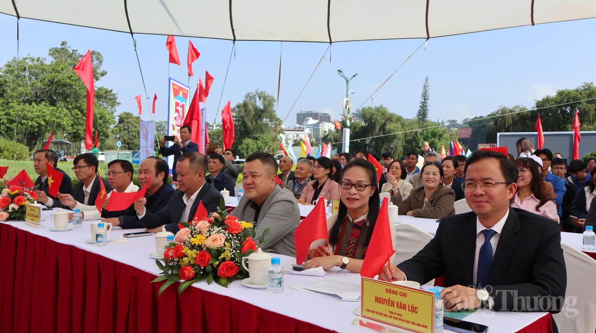 Các đại biểu tham dự lễ khai mạc